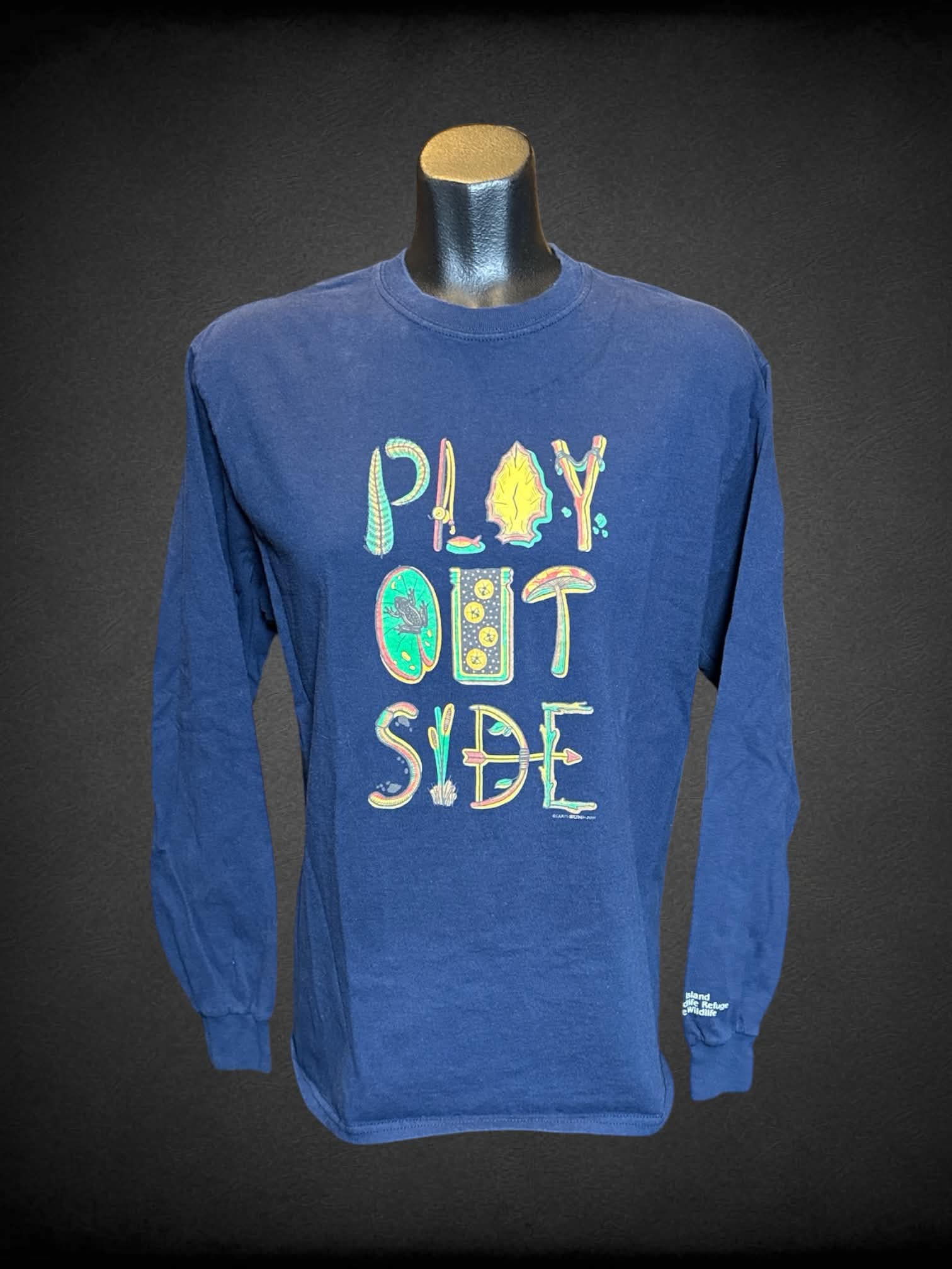 M Gildan navy blue long sleeve tee with “Play Outside” graphic on front