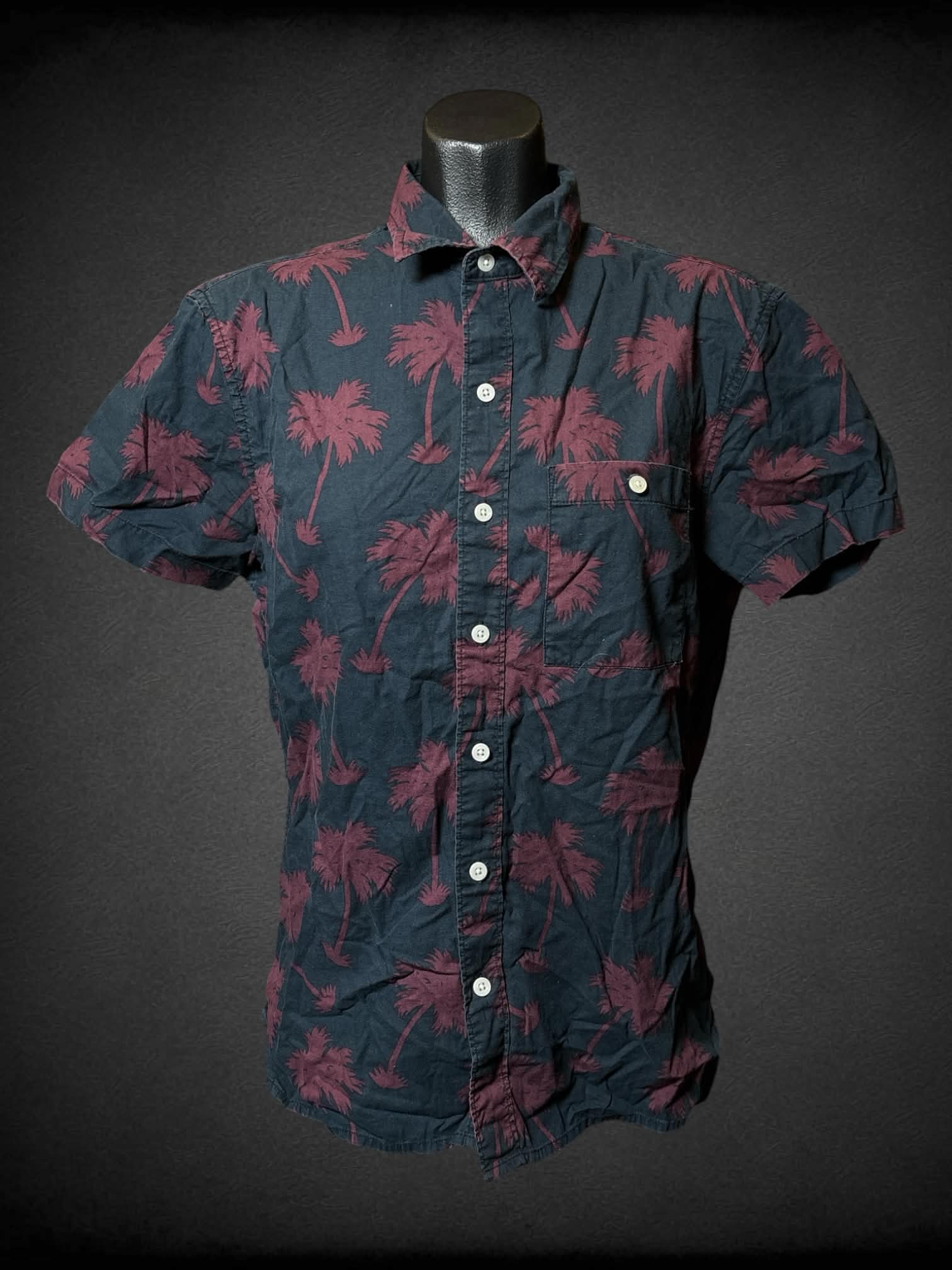 S American Eagle navy button up shirt with maroon palm tree graphic
