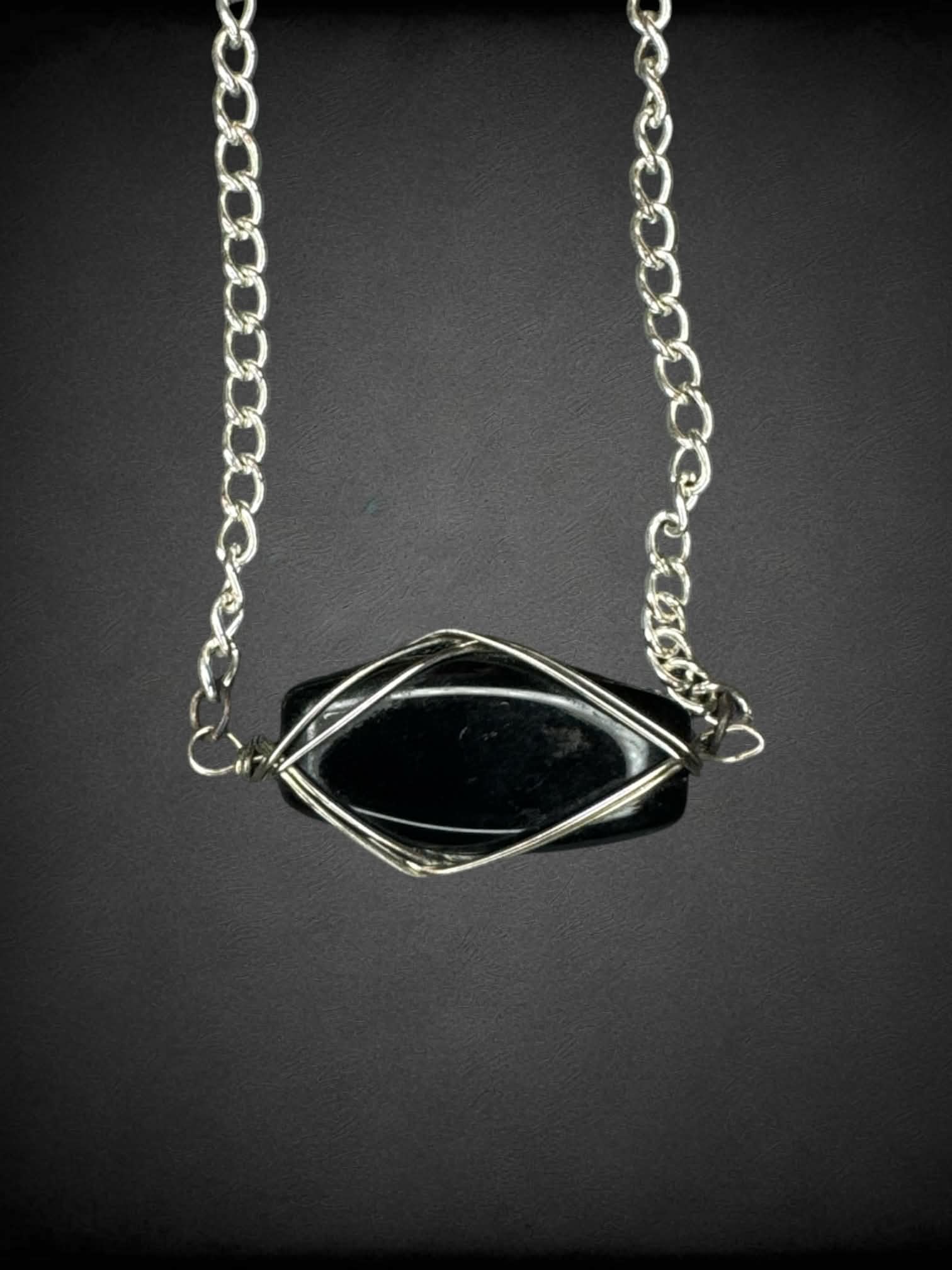 Chain necklace with onyx stone