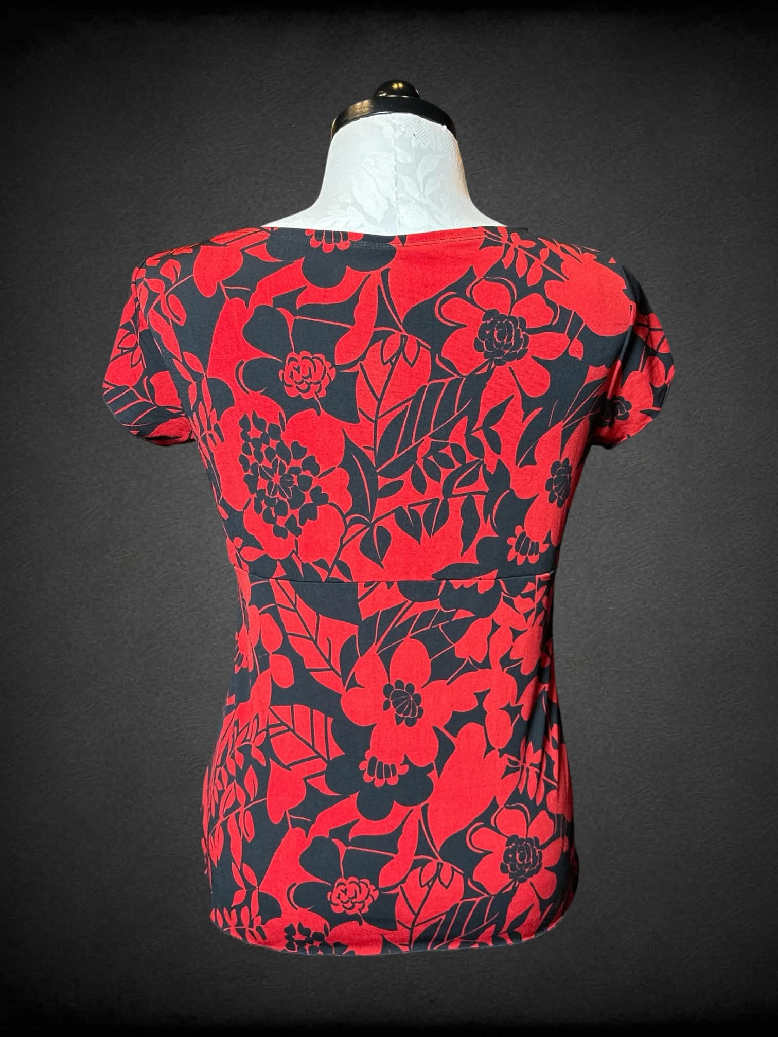 XL Heart Soul vintage red top with black floral pattern, and decorative metal centerpiece