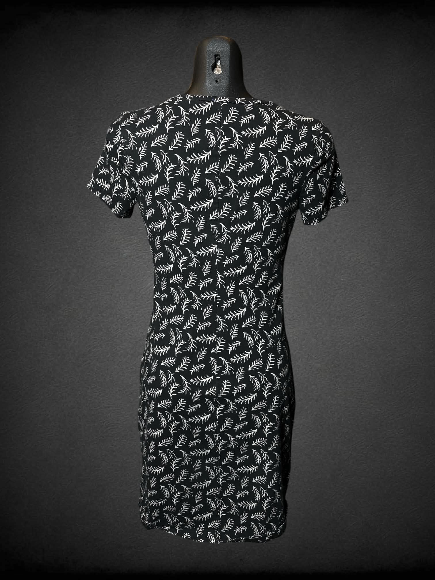 S Old Navy black summer dress with beige leaf pattern