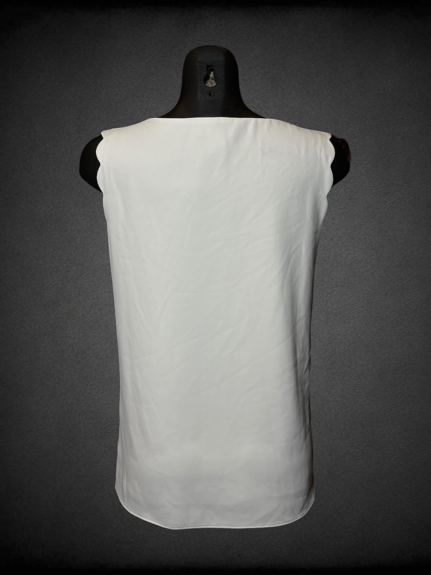 S H&M white top with scalloped neckline