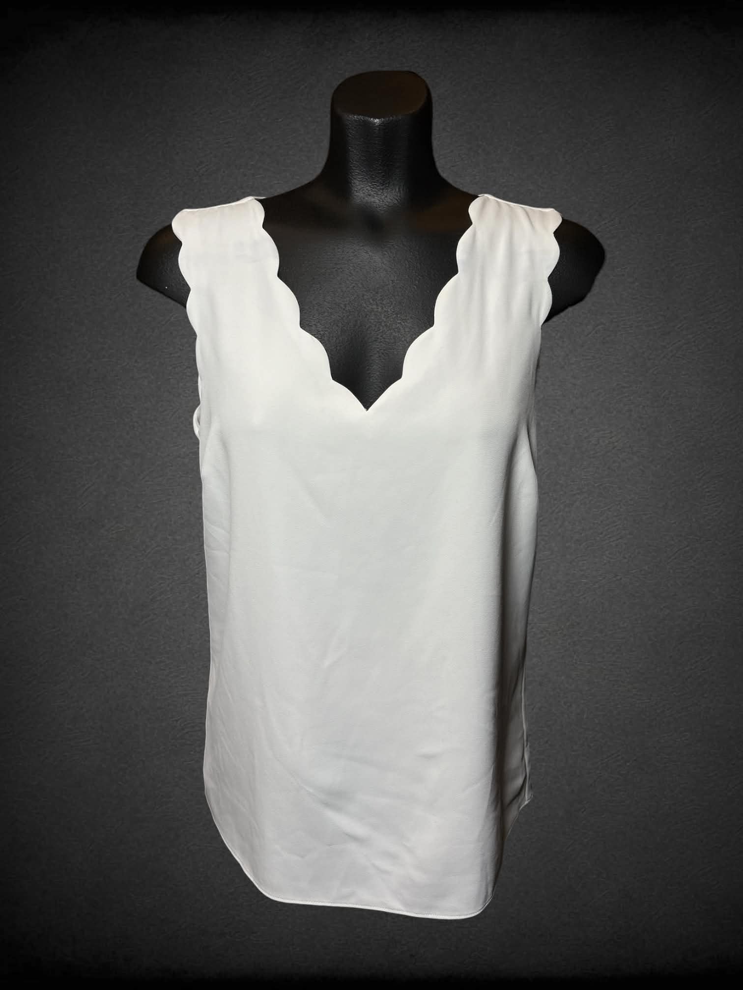 S H&M white top with scalloped neckline