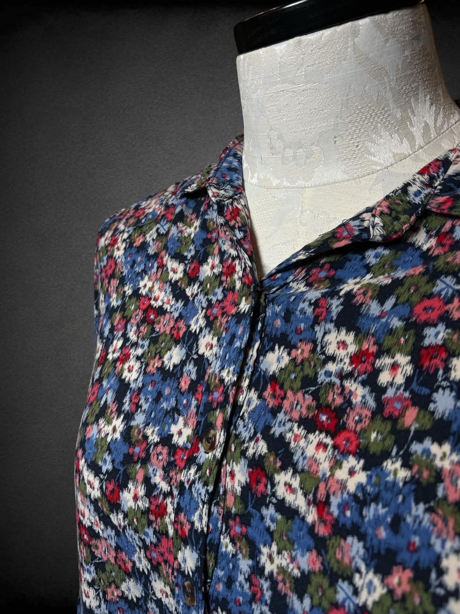 0X Time and Tru navy blue button-up dress with pockets, and floral pattern