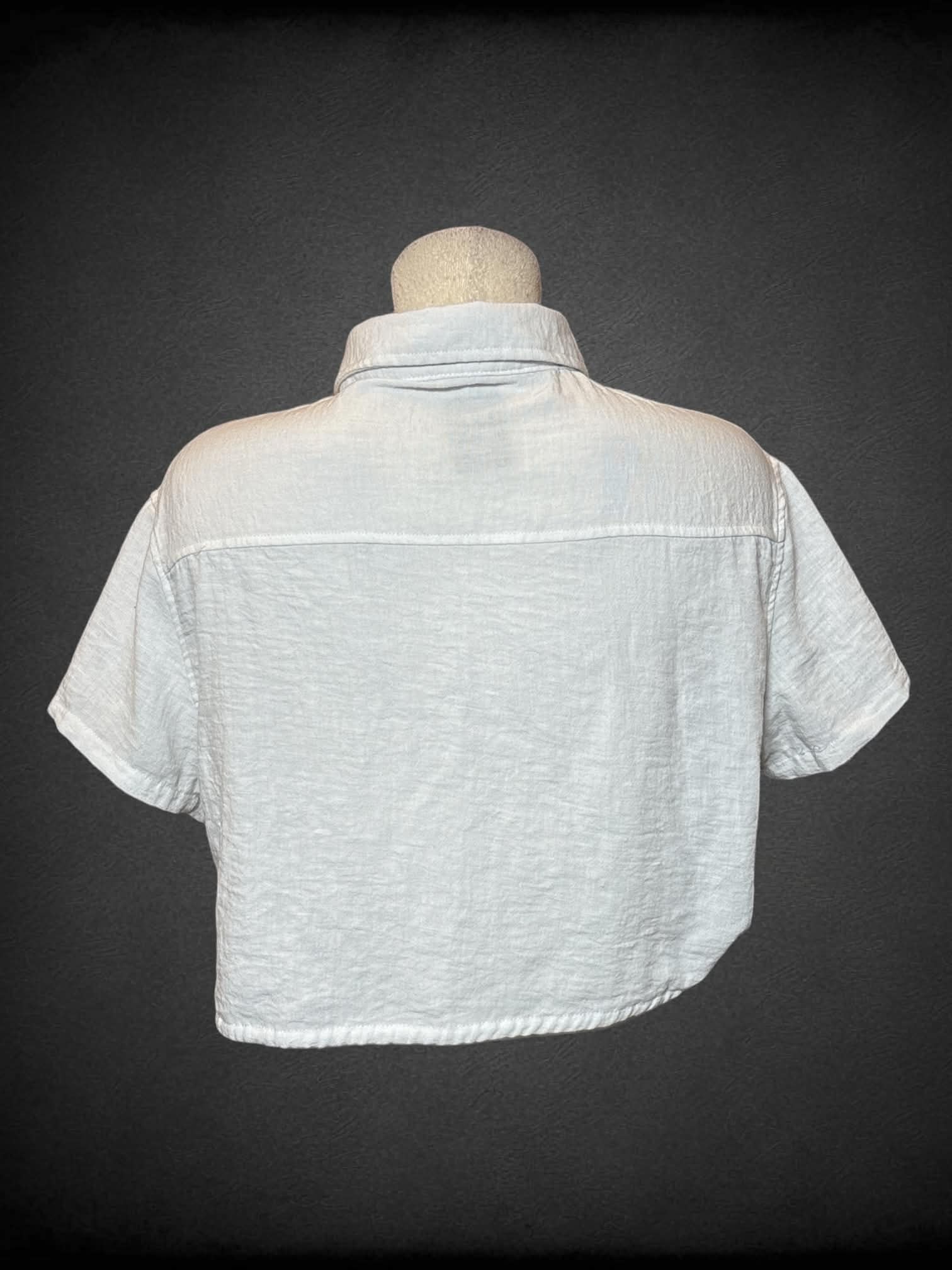 L Ultra Flirt white cropped button-up shirt with cinched adjustable ties on each side
