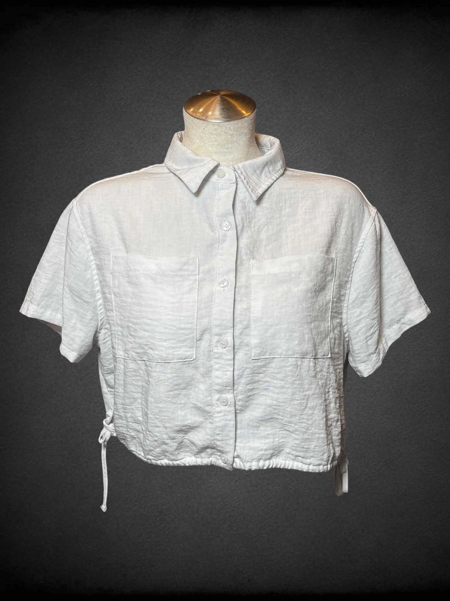 L Ultra Flirt white cropped button-up shirt with cinched adjustable ties on each side