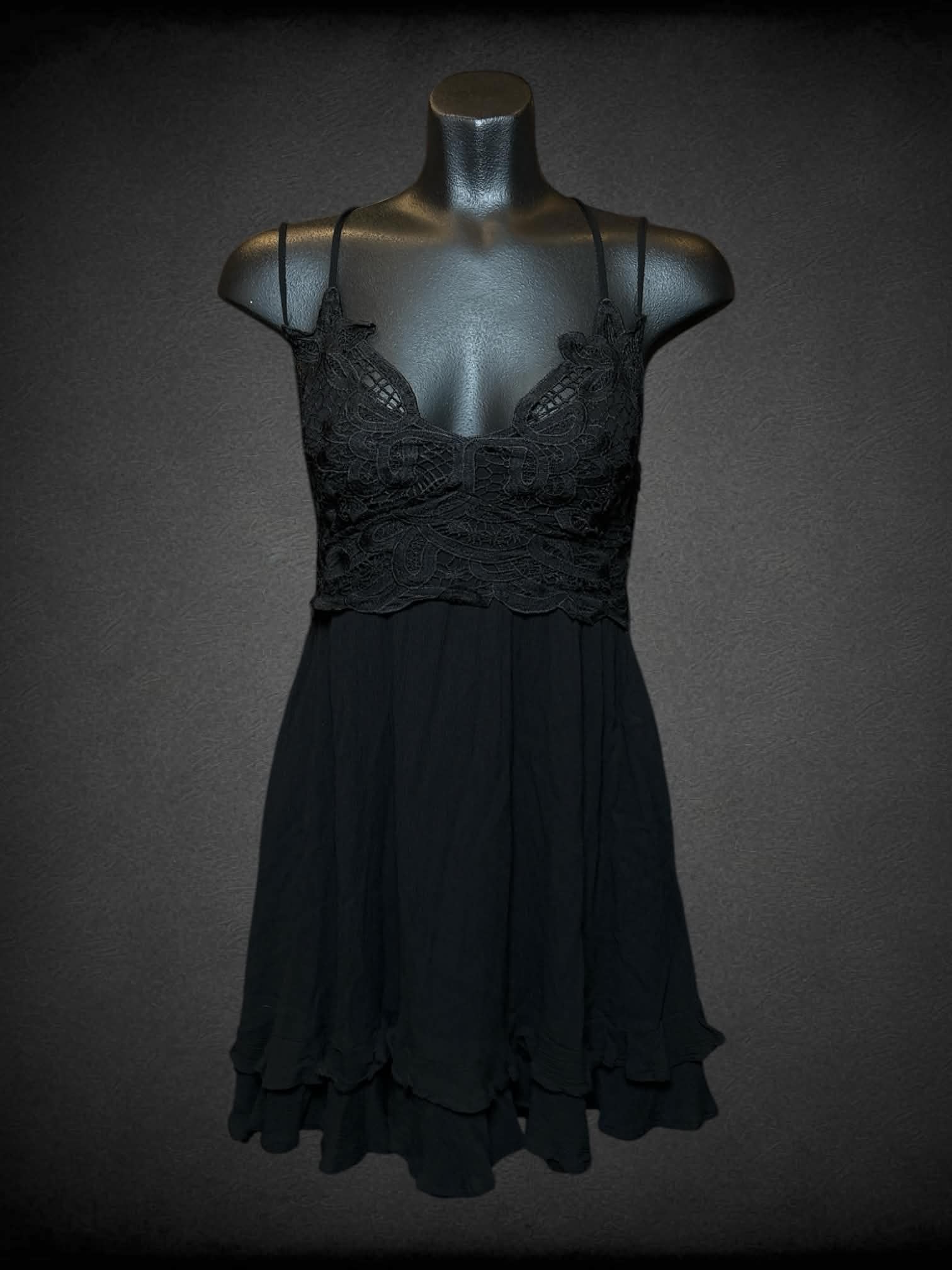 S Listiele black dress with pockets, and embroidery on front