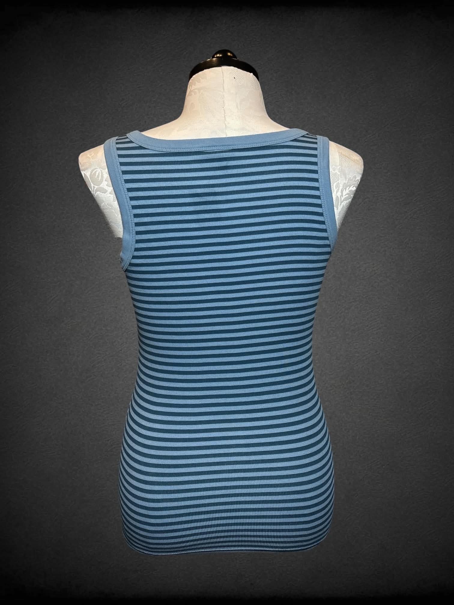 1X Torrid blue striped ribbed tank top with buttons on front