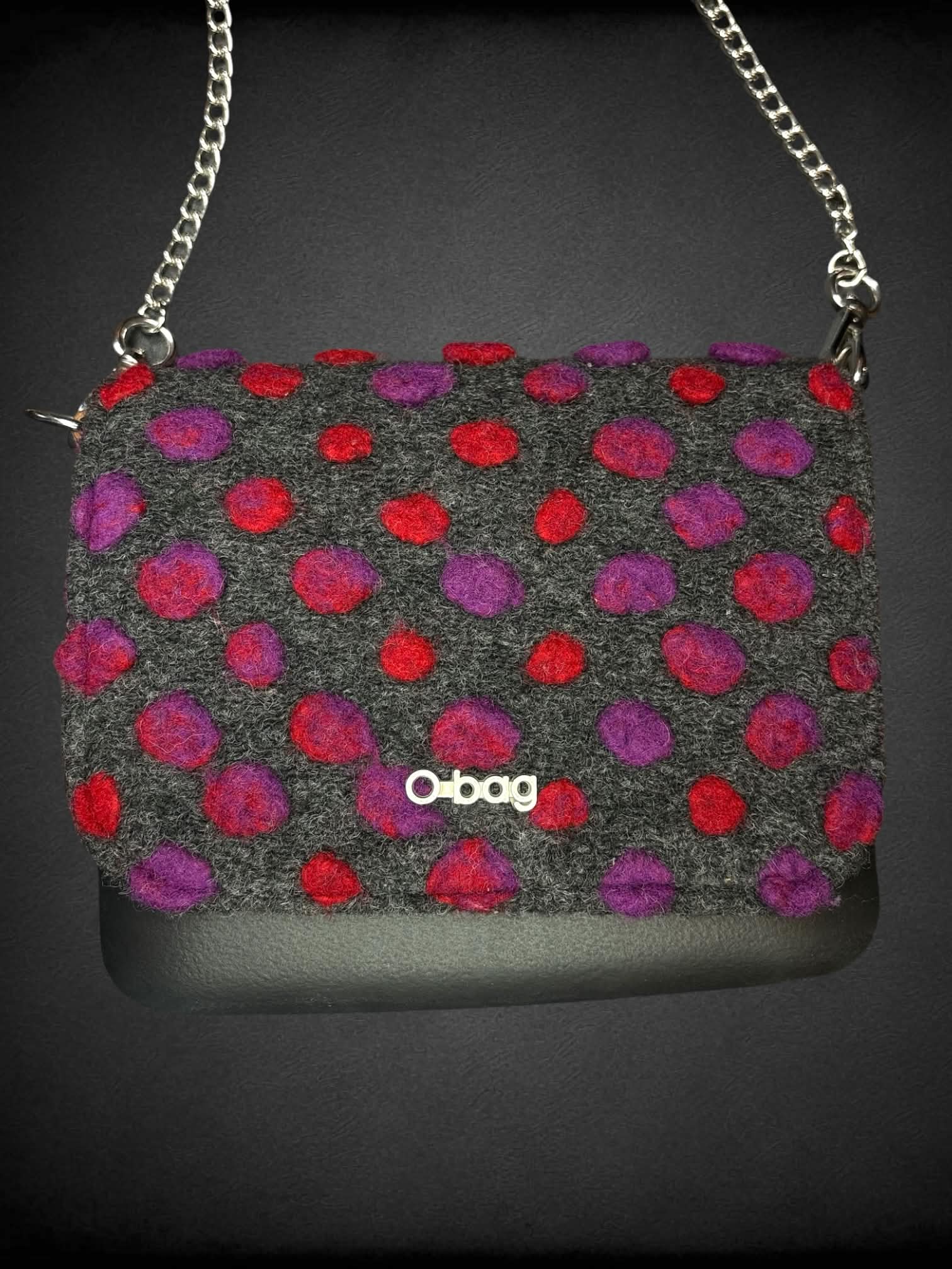 O-Ring grey shoulder bag with felt polka dots, chain strap, and magnetic clasp
