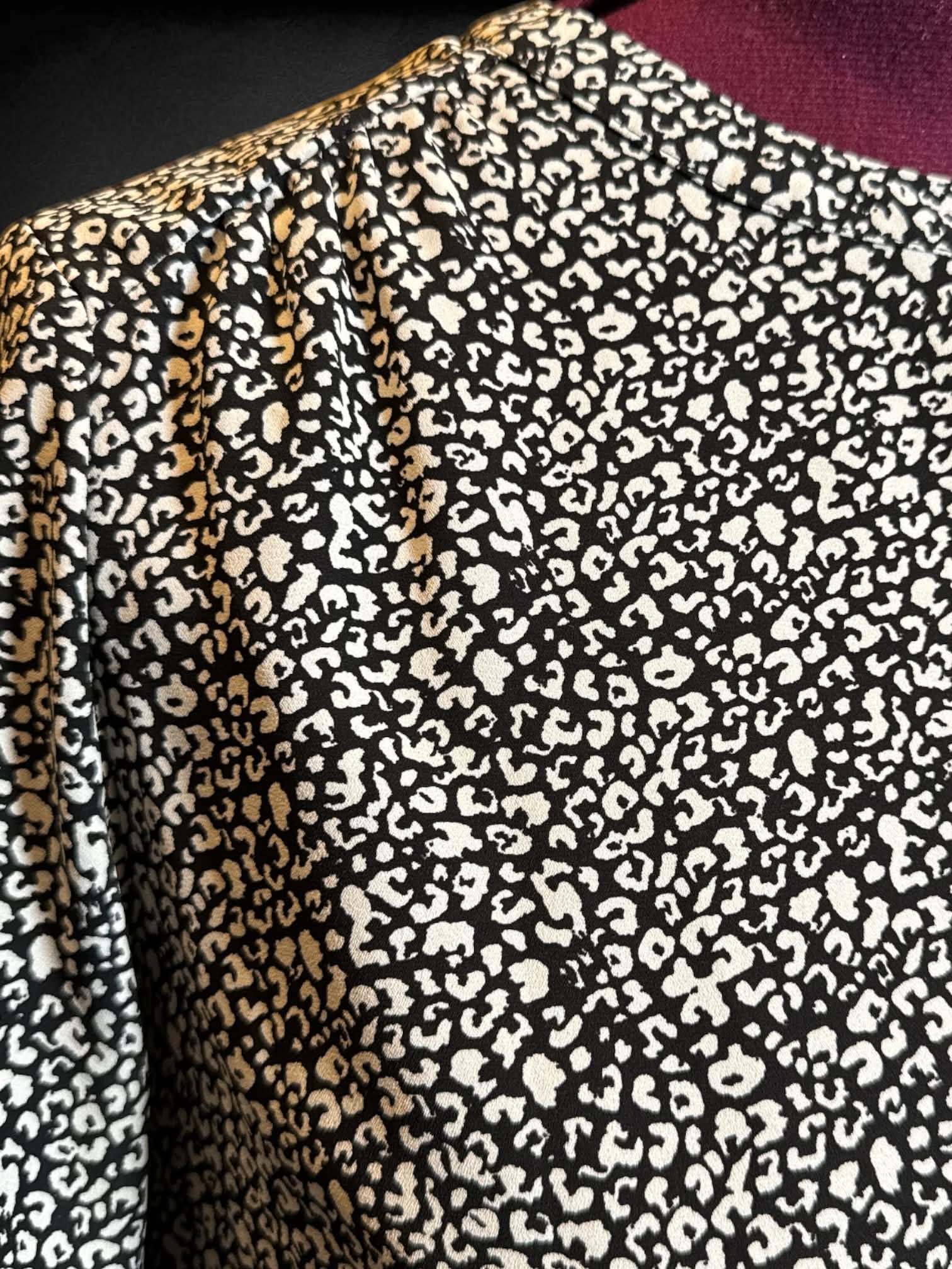 2X Evri black and white leopard print short sleeve top with covered buttons on top