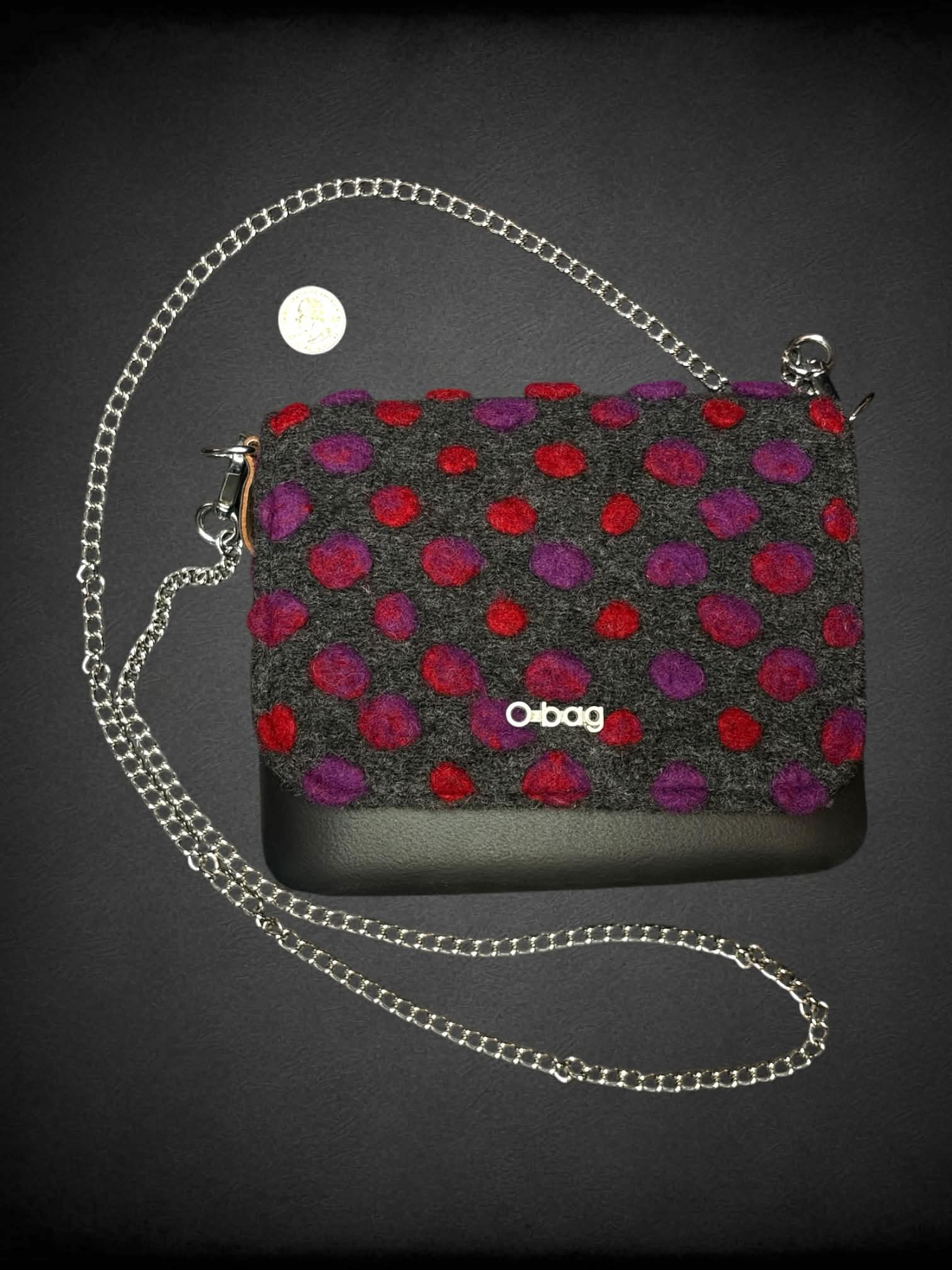O-Ring grey shoulder bag with felt polka dots, chain strap, and magnetic clasp