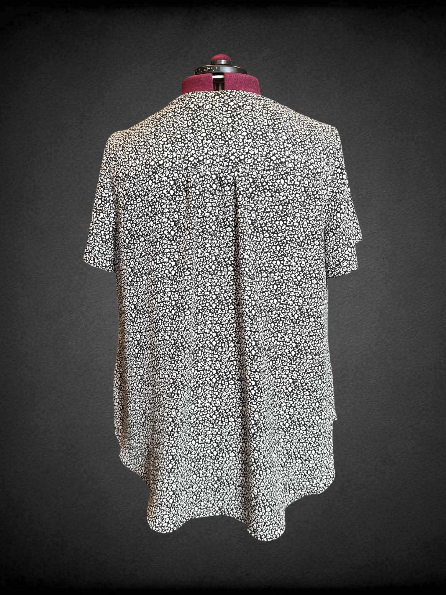 2X Evri black and white leopard print short sleeve top with covered buttons on top