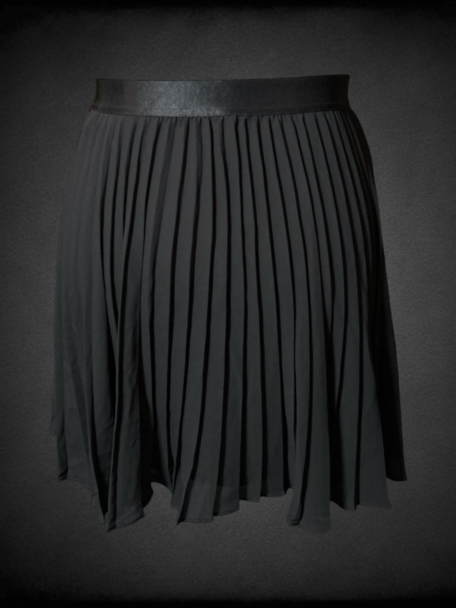 XL Express black pleated skirt