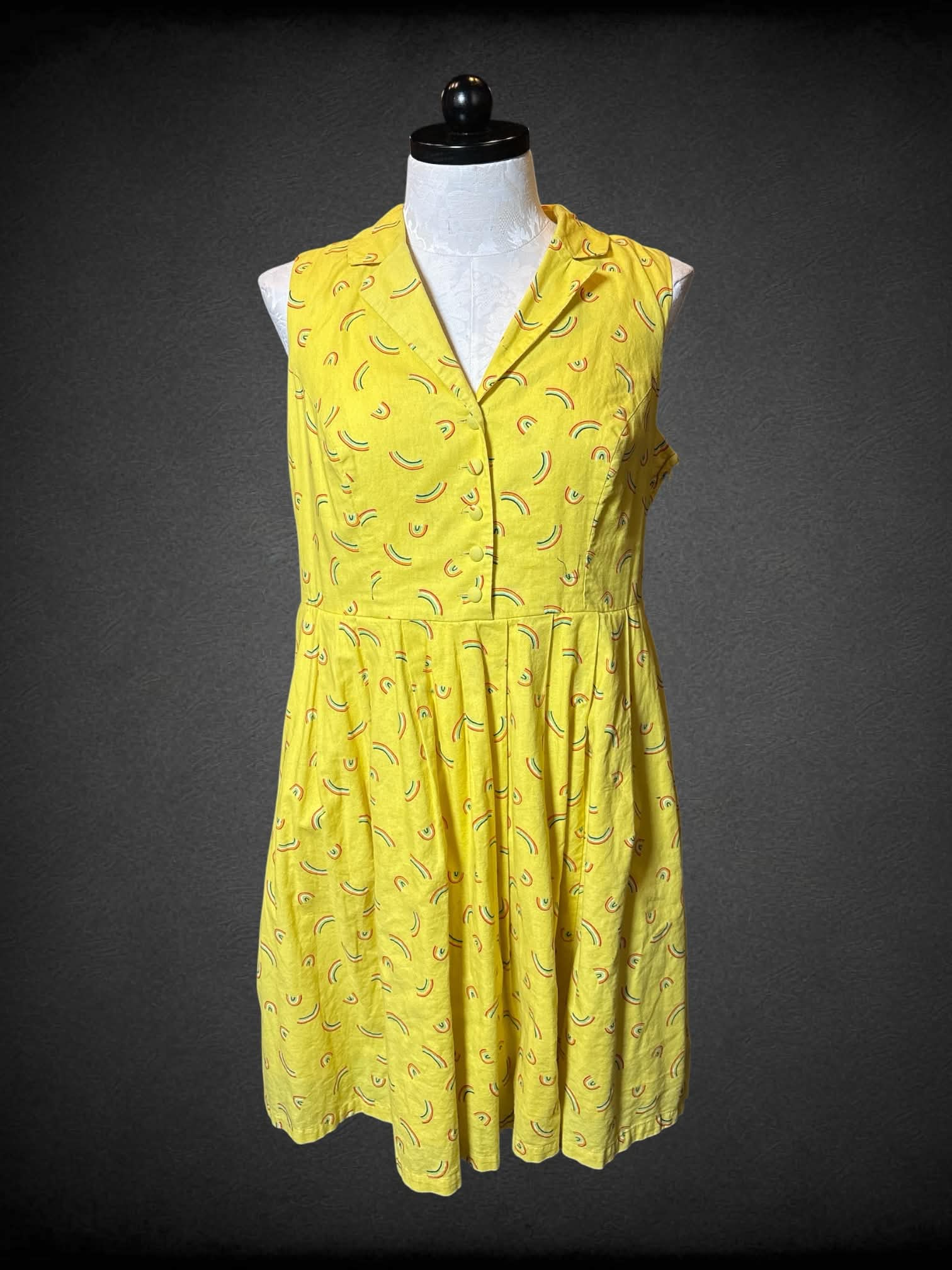 XL Yellow button-up dress with rainbow pattern, pockets and zipper on side