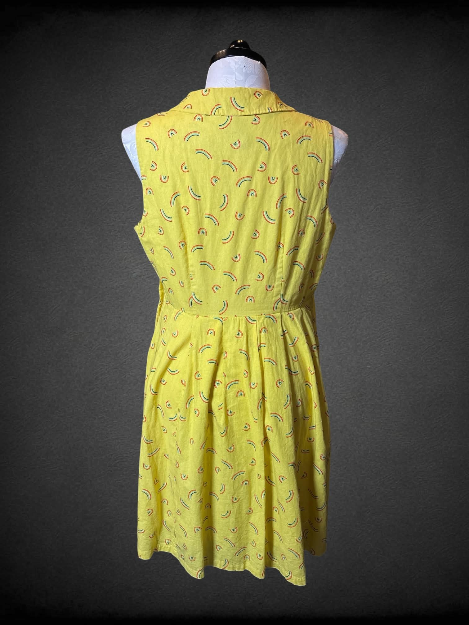 XL Yellow button-up dress with rainbow pattern, pockets and zipper on side