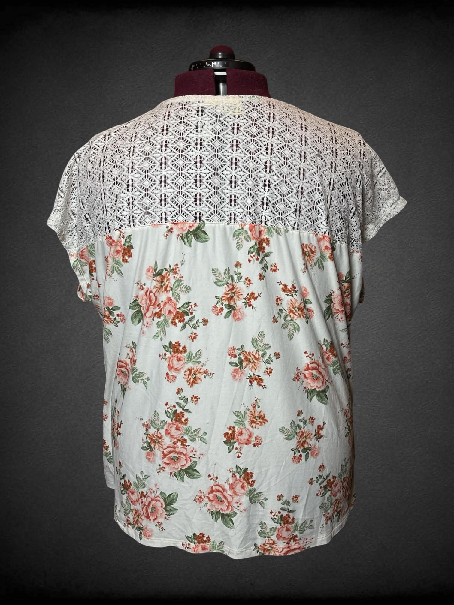 4X Bobbie & Brooks white top with pink floral pattern, and lace cut on back