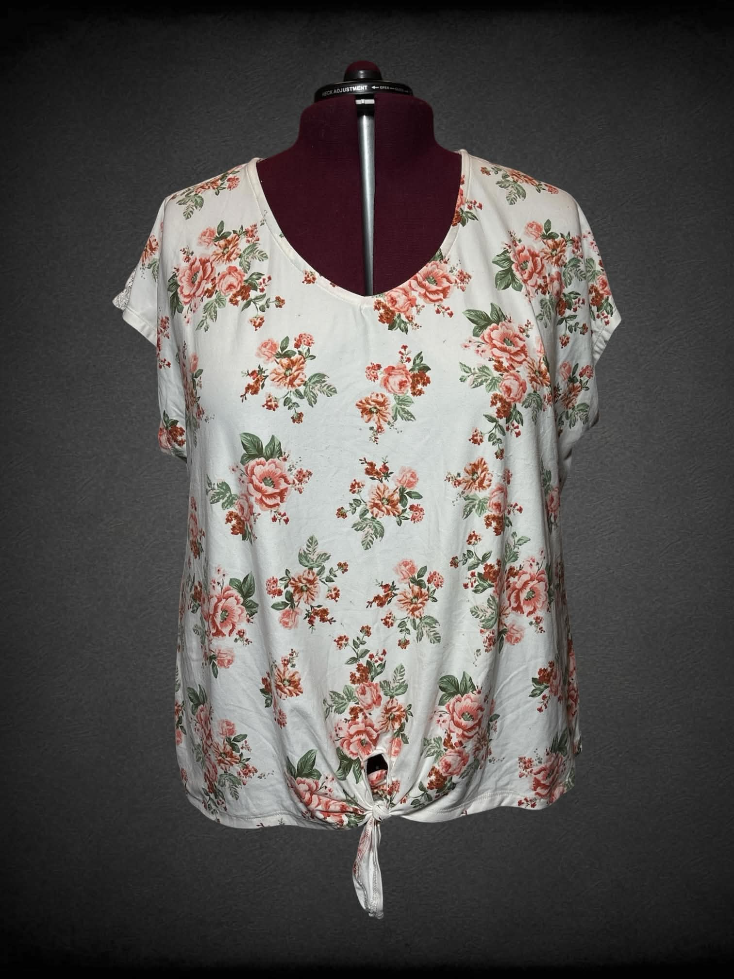 4X Bobbie & Brooks white top with pink floral pattern, and lace cut on back