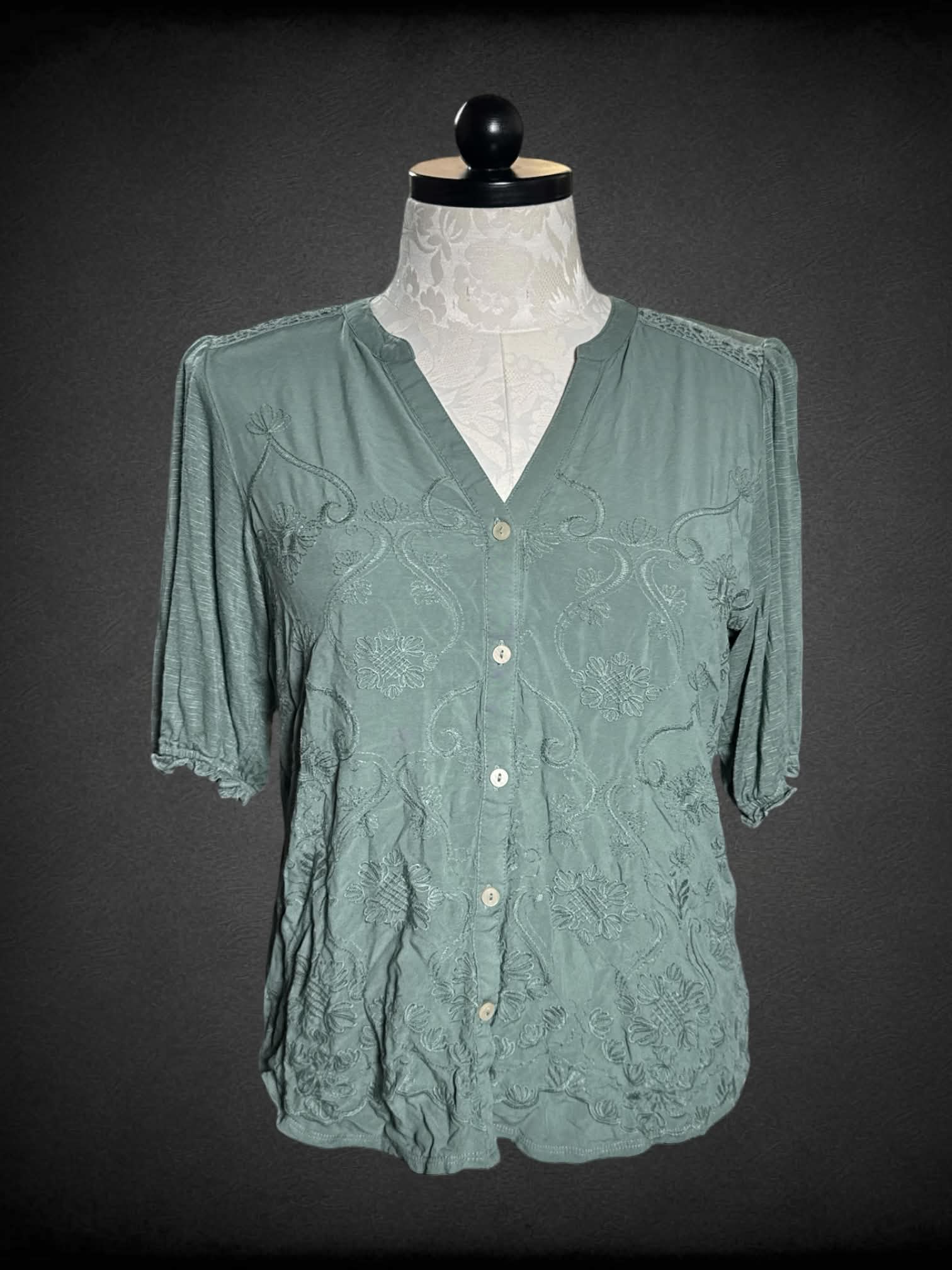 XL Democracy green button-up shirt with delicate embroidered floral pattern