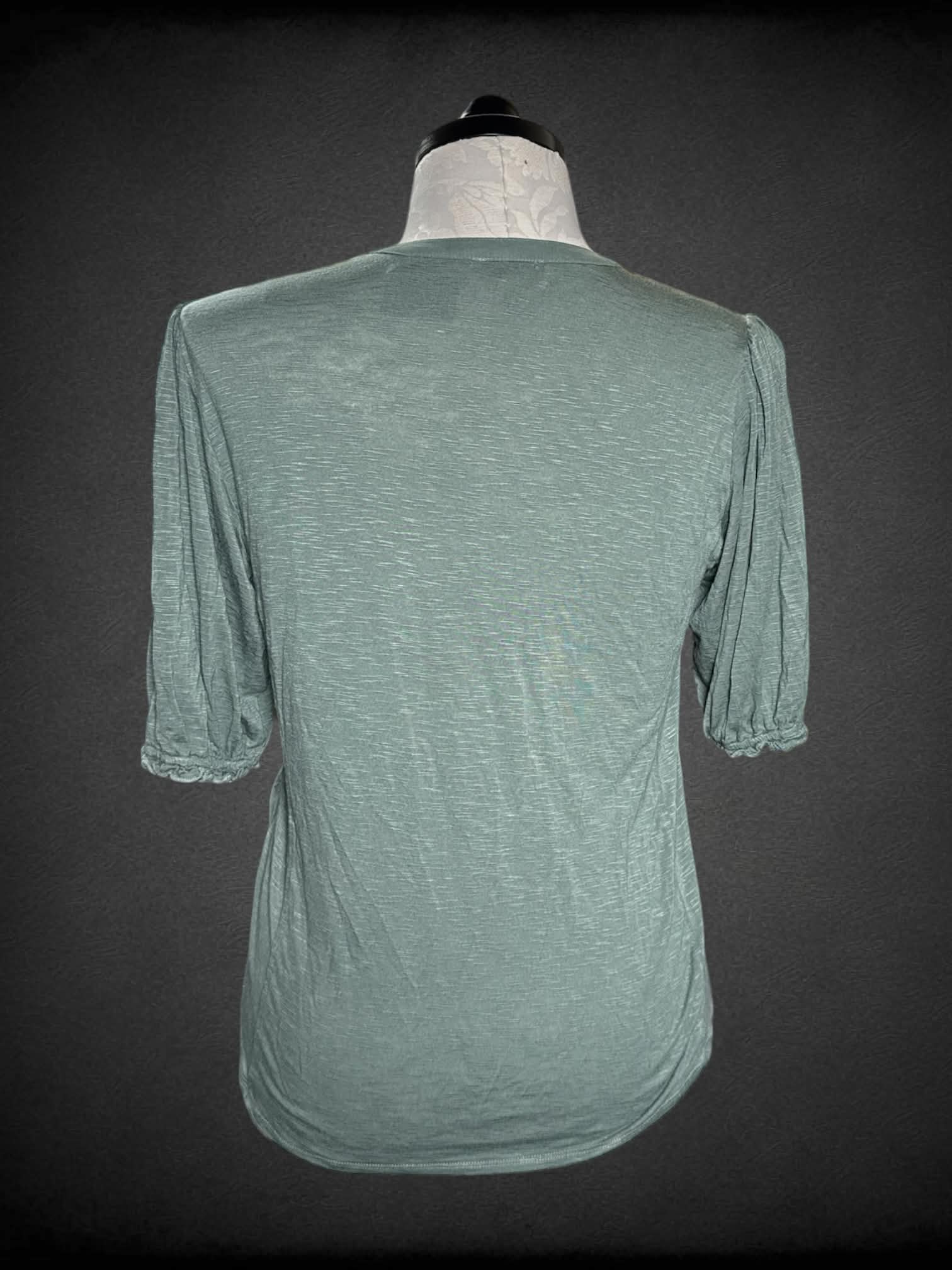 XL Democracy green button-up shirt with delicate embroidered floral pattern