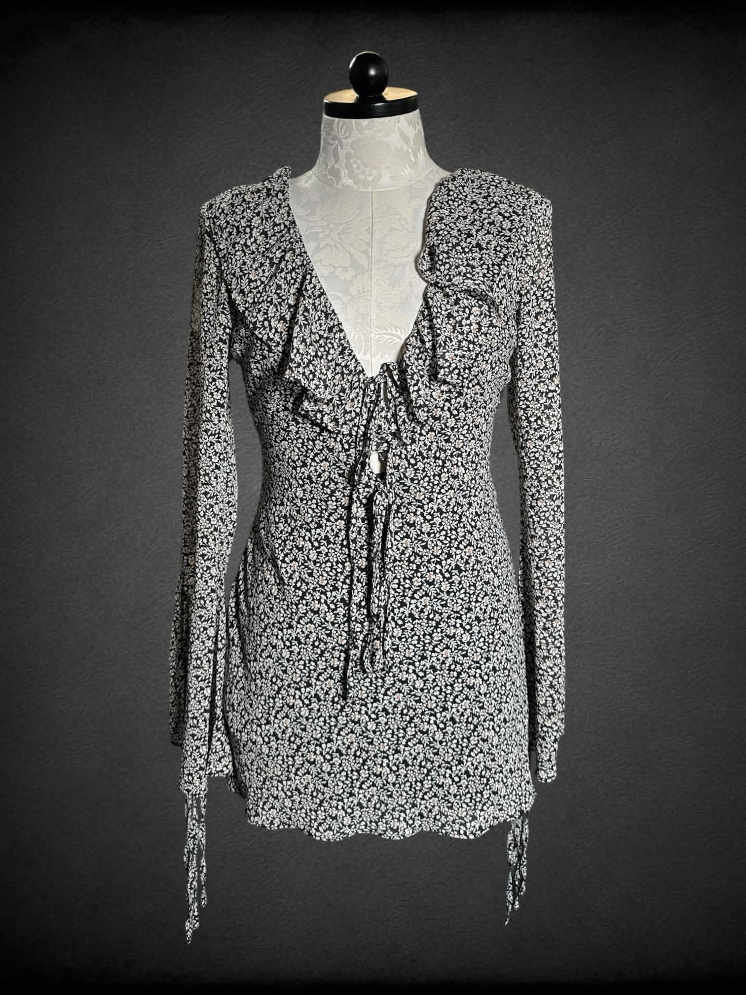 XL Vici black long-sleeve dress with white floral pattern, cut-out design and zipper on side