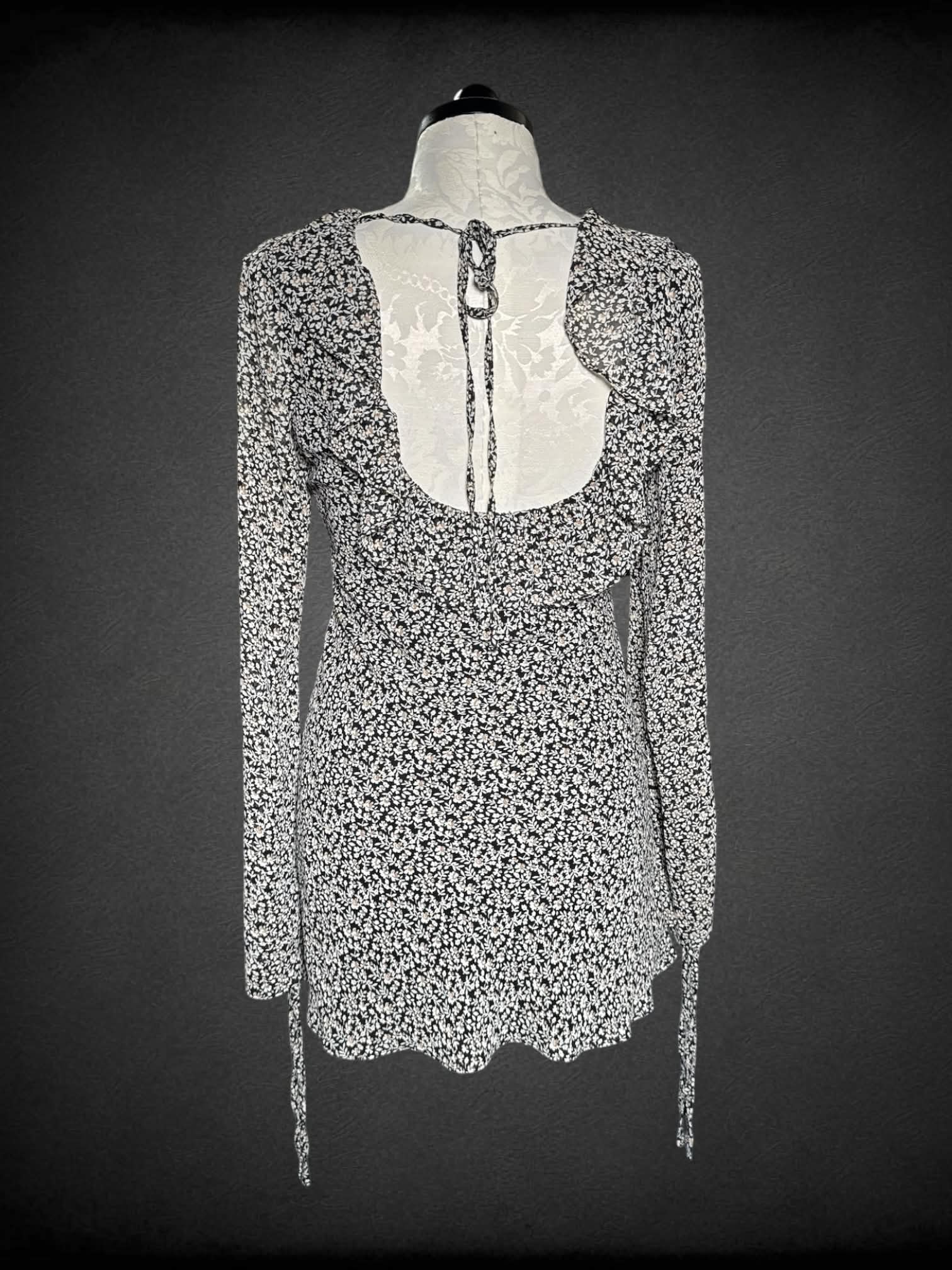 XL Vici black long-sleeve dress with white floral pattern, cut-out design and zipper on side