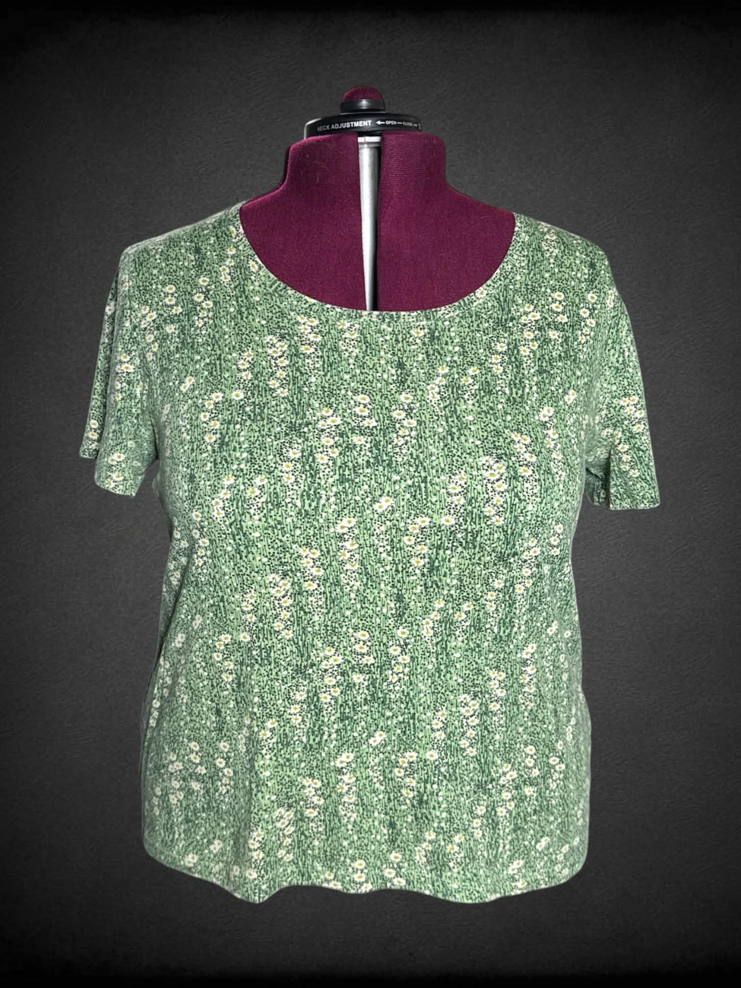 2X green t shirt with daisy pattern