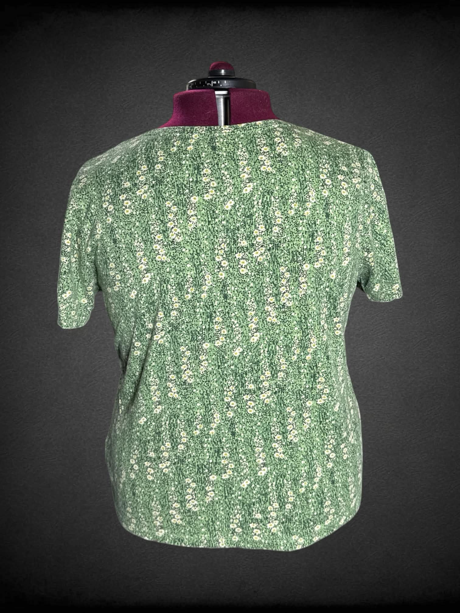 2X green t shirt with daisy pattern