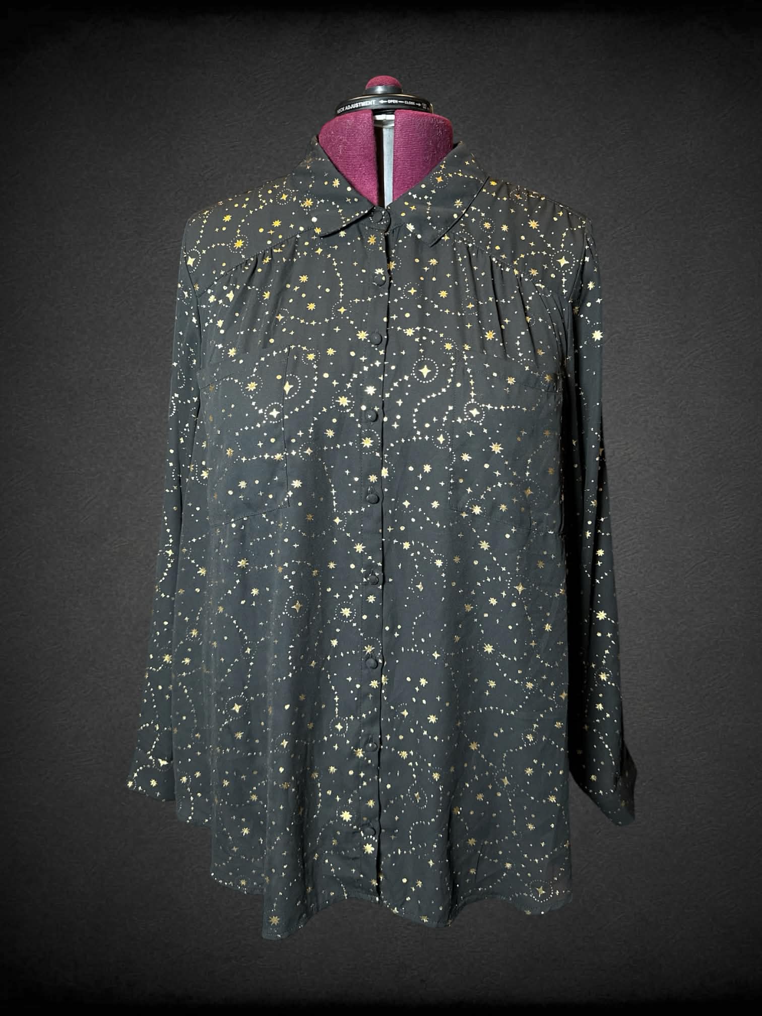 4X Torrid black button-up blouse with pockets on front and gold star pattern