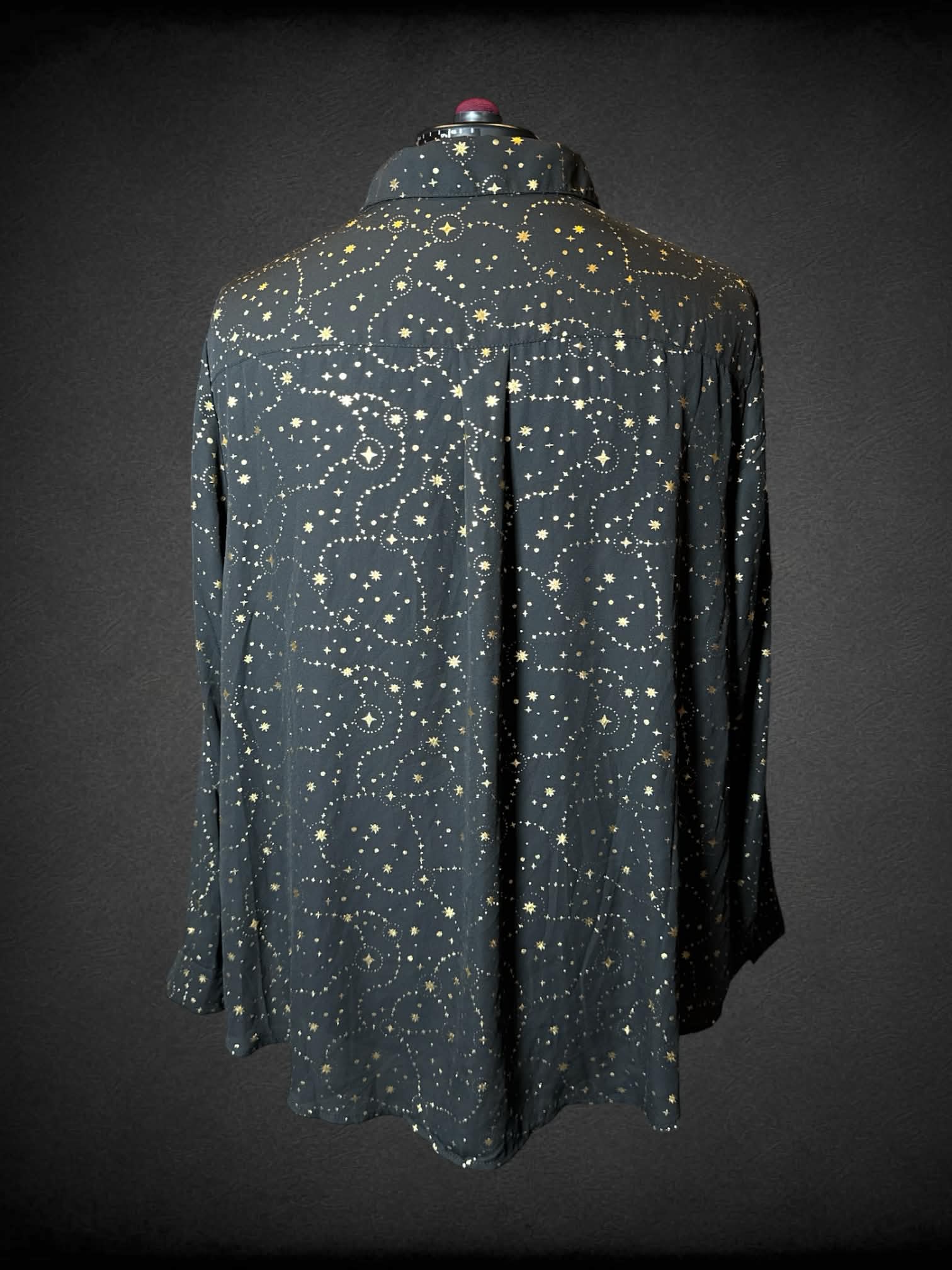4X Torrid black button-up blouse with pockets on front and gold star pattern