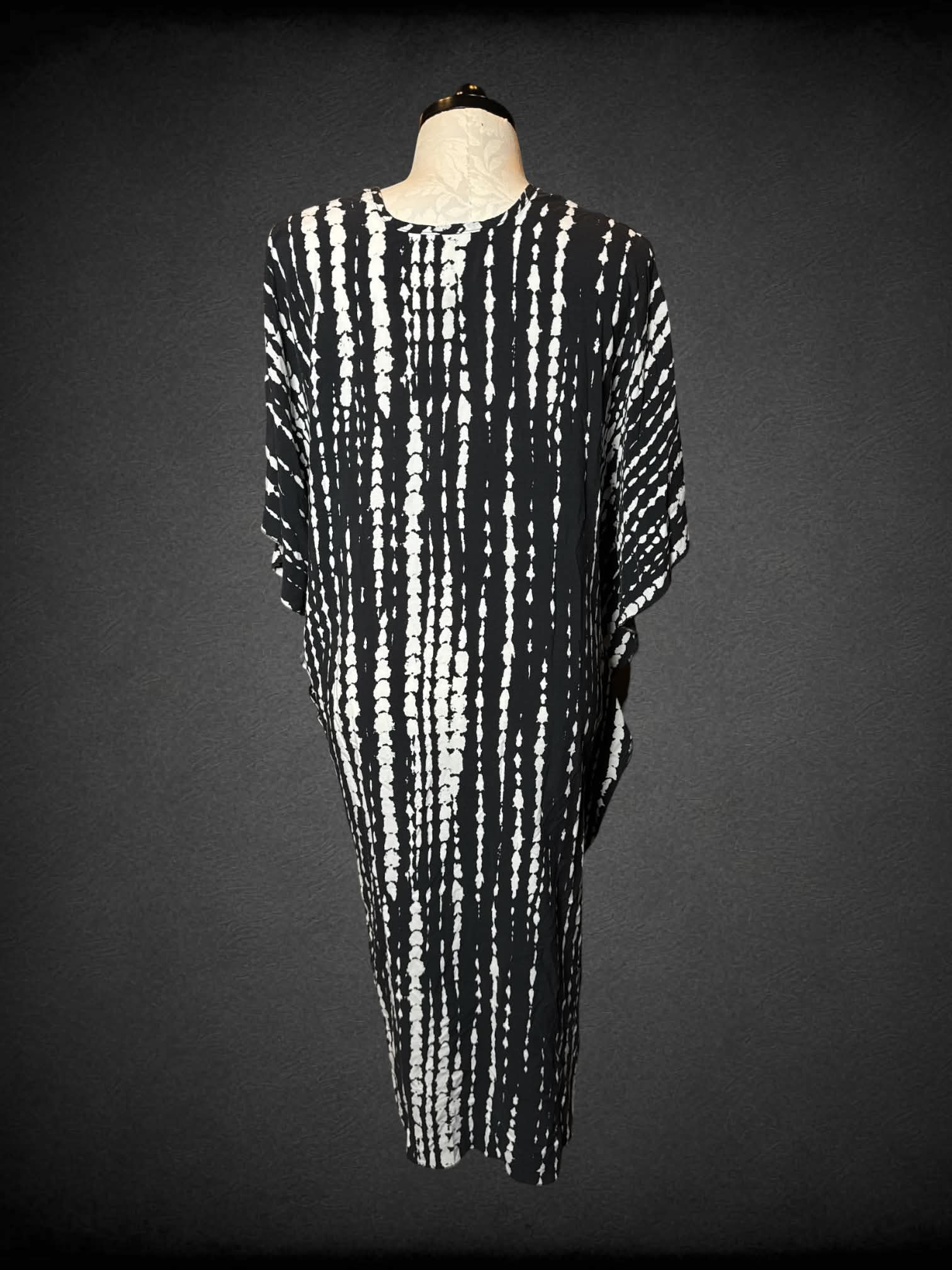 1X black flowy dress with white tia-dye striped design
