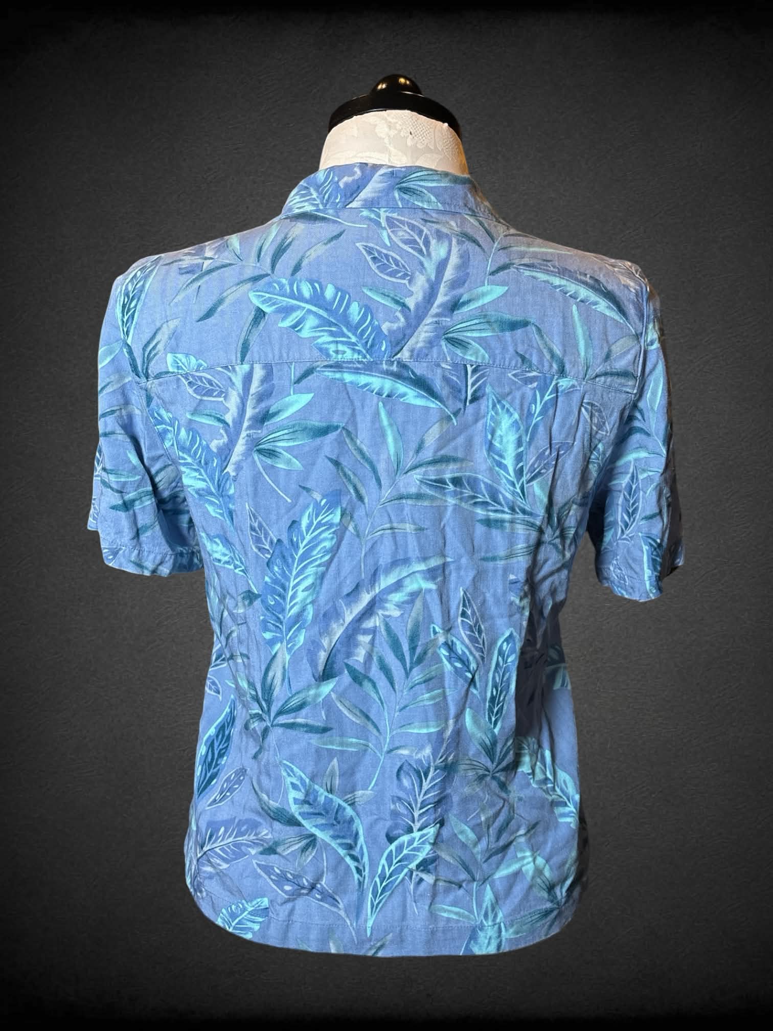 XL Tahiti Reef Club blue button-up shirt with leaf nature pattern, and pocket on front