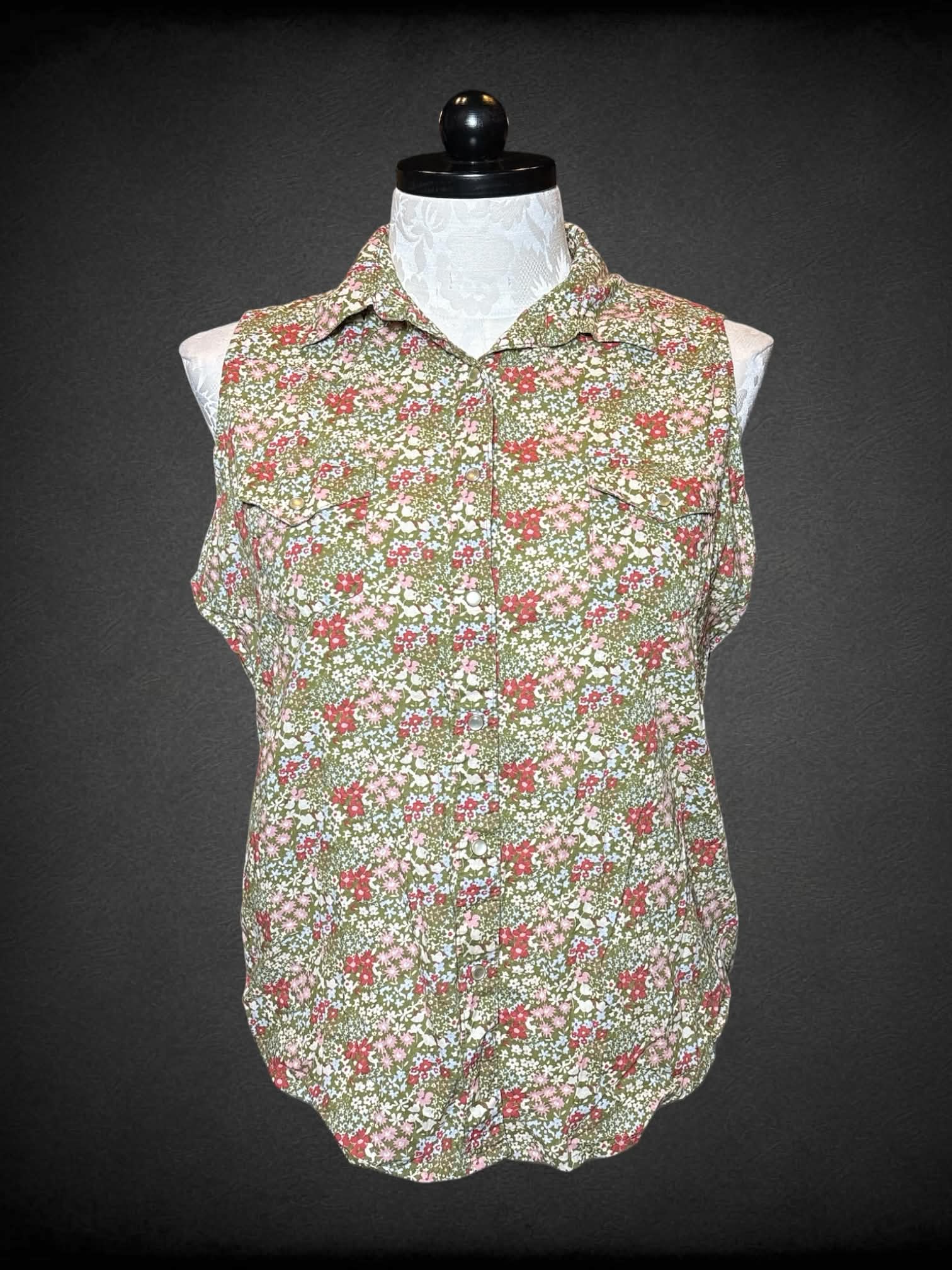 1X Wrangler green sleeveless button-up shirt with floral pattern, and pockets