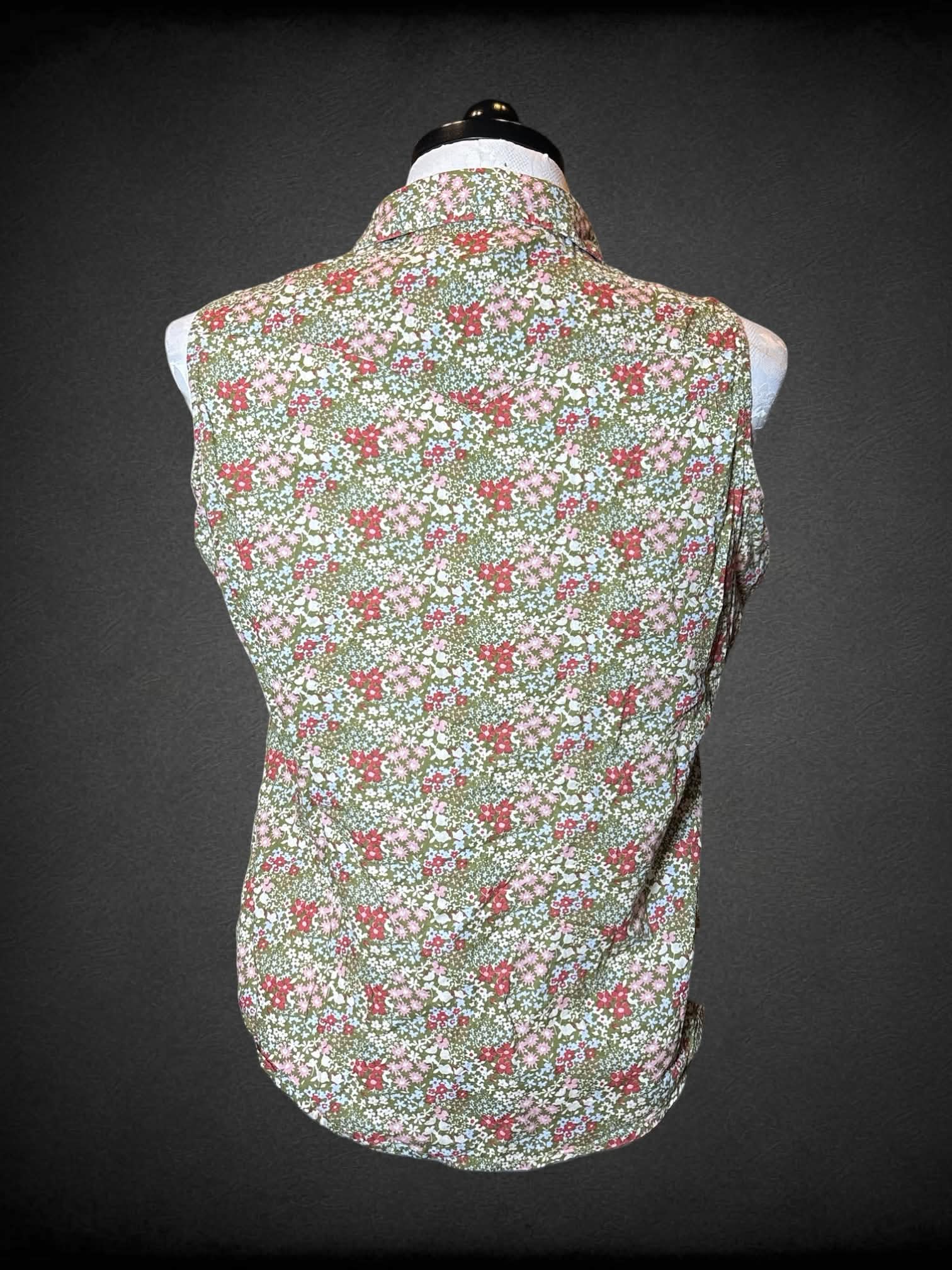 1X Wrangler green sleeveless button-up shirt with floral pattern, and pockets