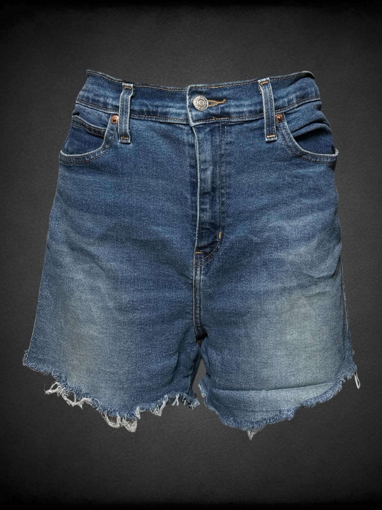 L Levi’s blue denim high-rise shorts with distressed hem, and stretched waist