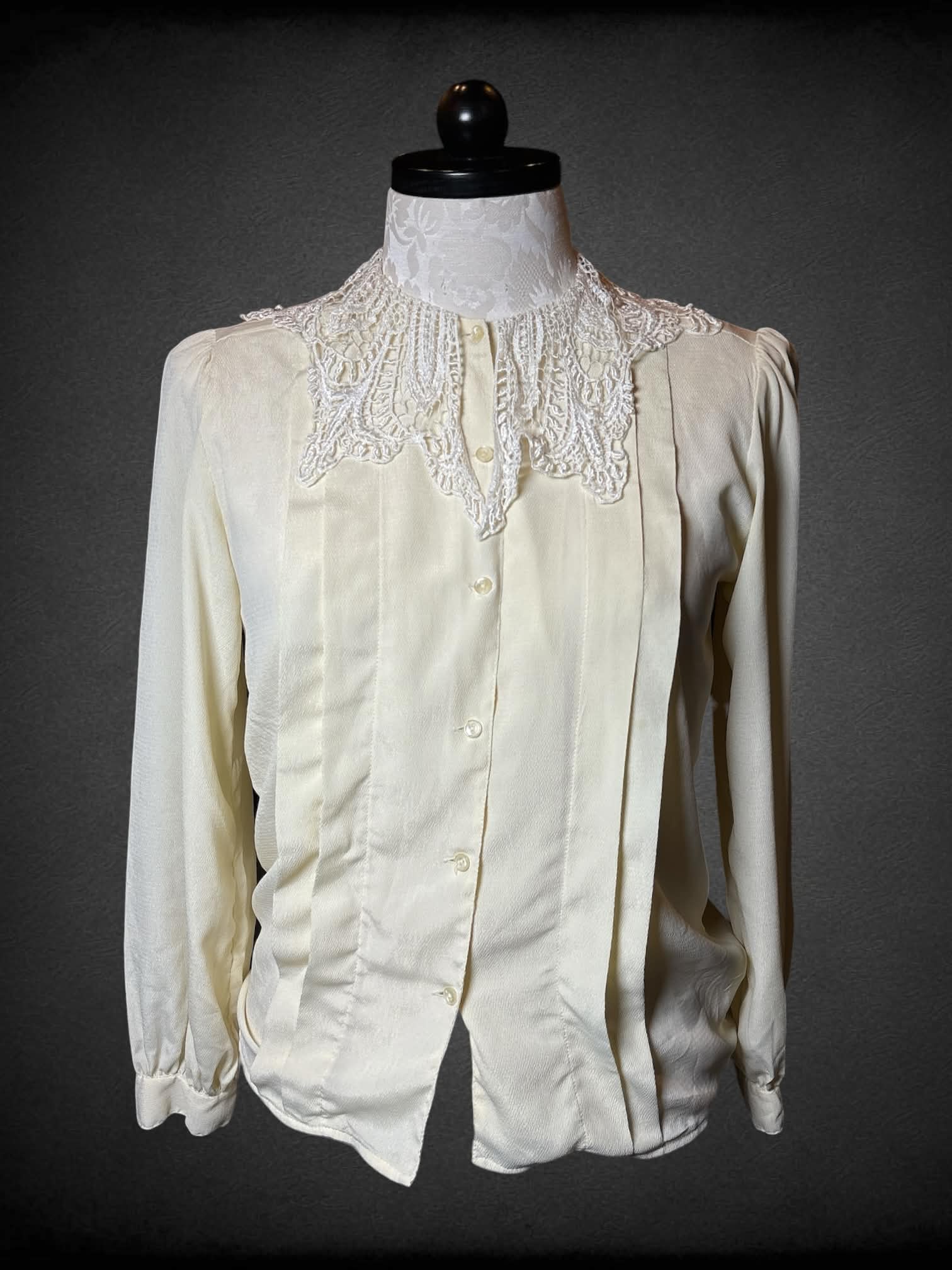 0X San Andre vintage off-white button-up shirt with lace collar