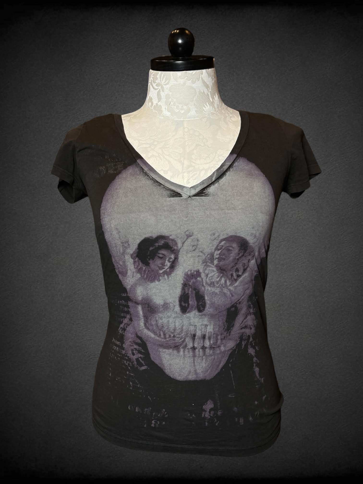 XL Idylle fitted grey v-neck t shirt with skull and renaissance painting-like graphic on front