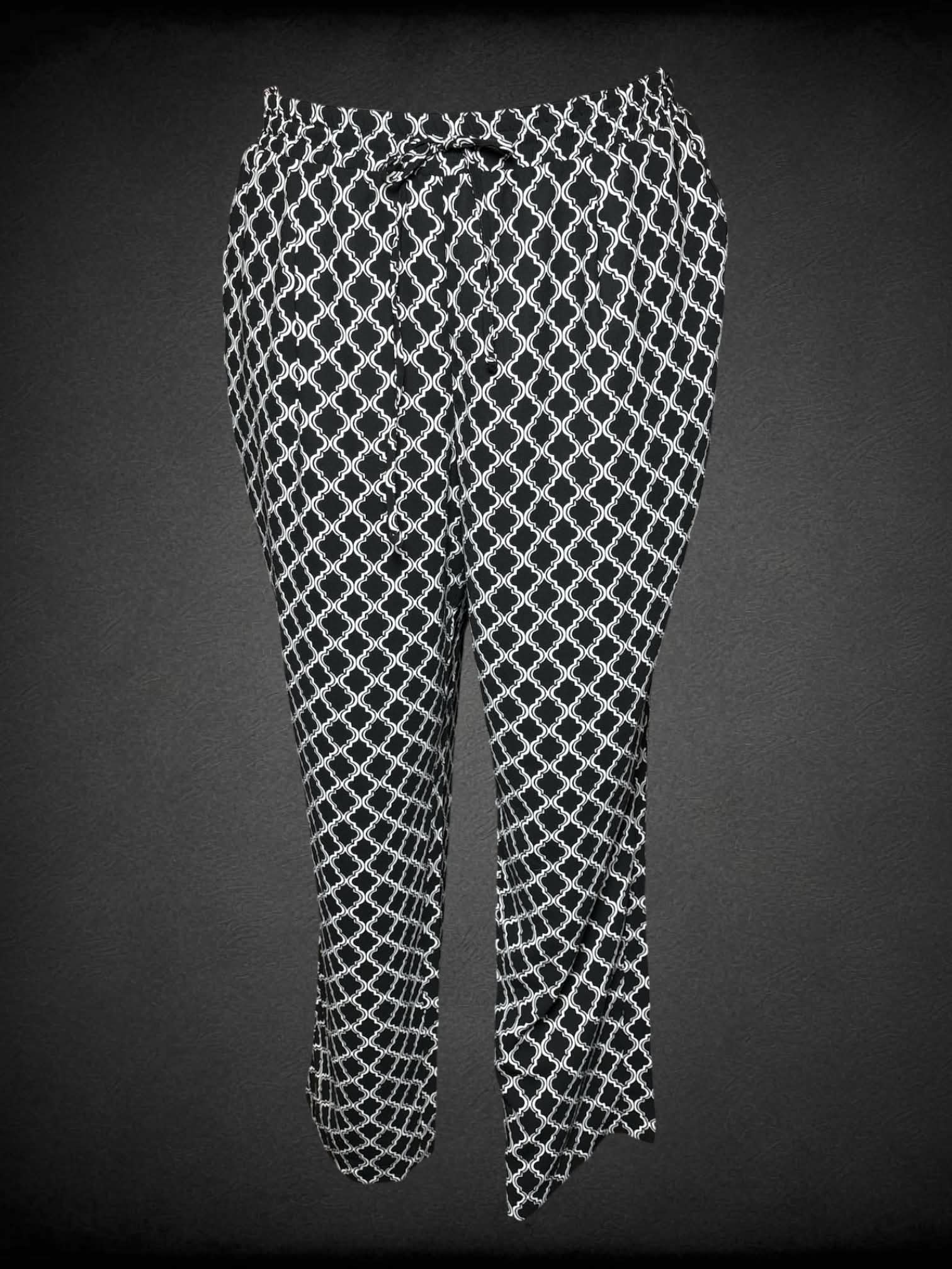 2X Roz & Ali black pants with white quatrefoil pattern, pockets and adjustable stretch waist