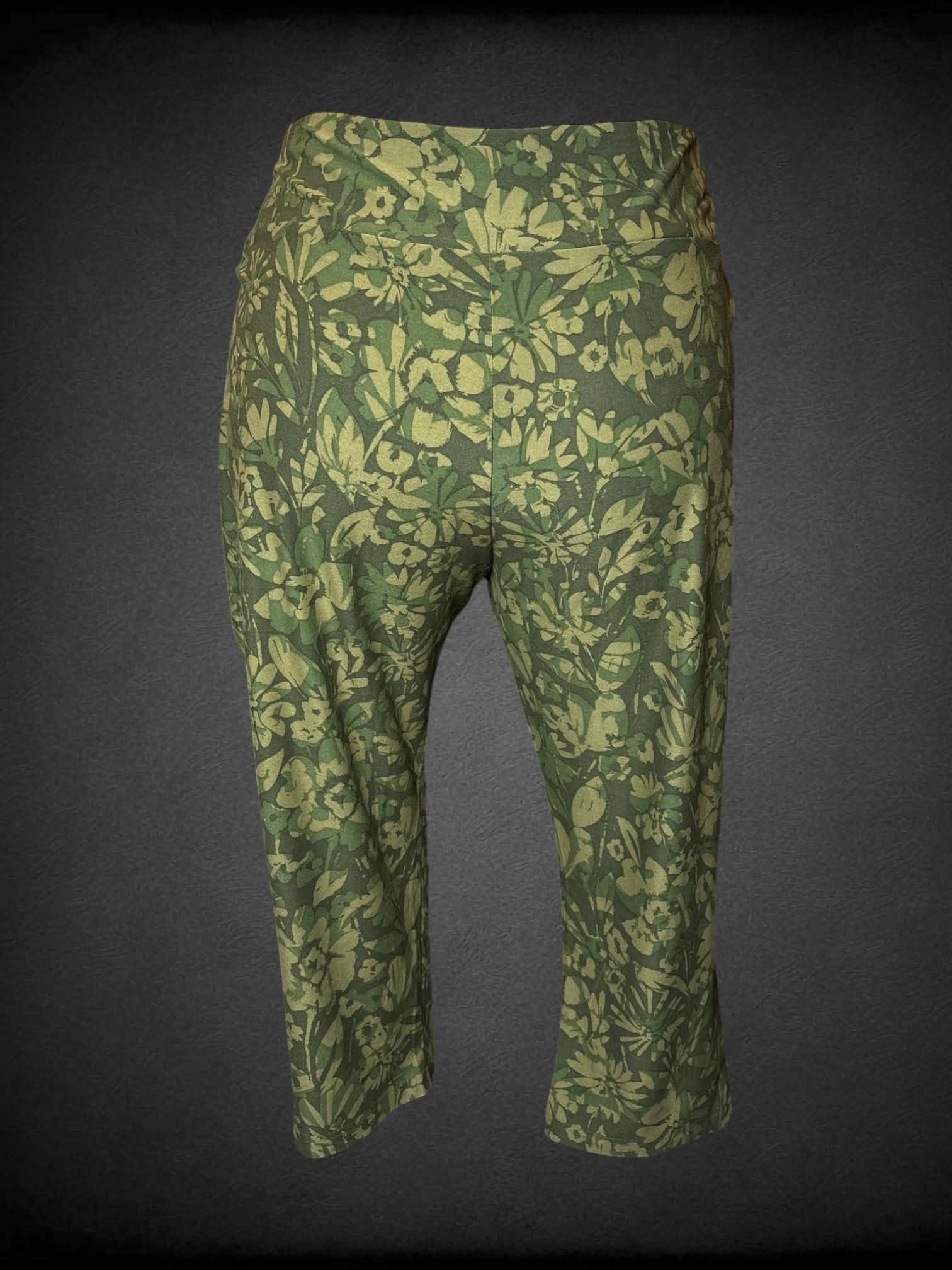 2X Terra & Sky NWT soft green capri pants with floral “camo” pattern
