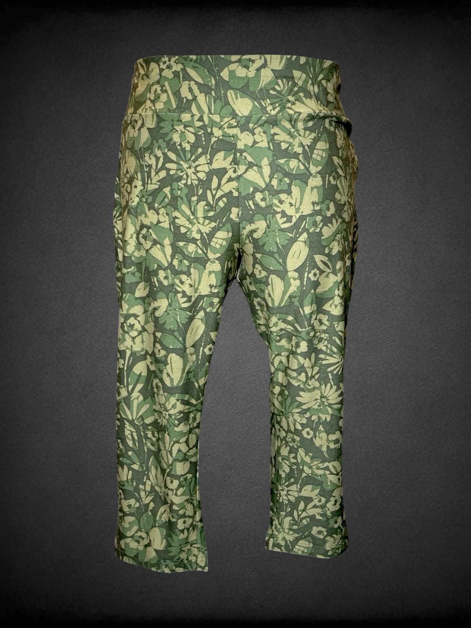 2X Terra & Sky NWT soft green capri pants with floral “camo” pattern
