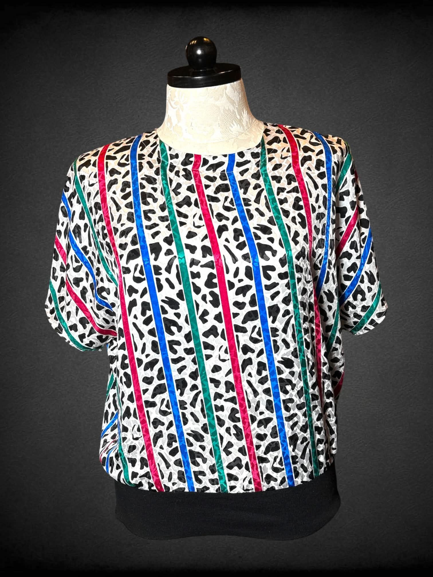1X Dana Alexander vintage white flowy blouse with cow print and colorful striped pattern, and buttons on back