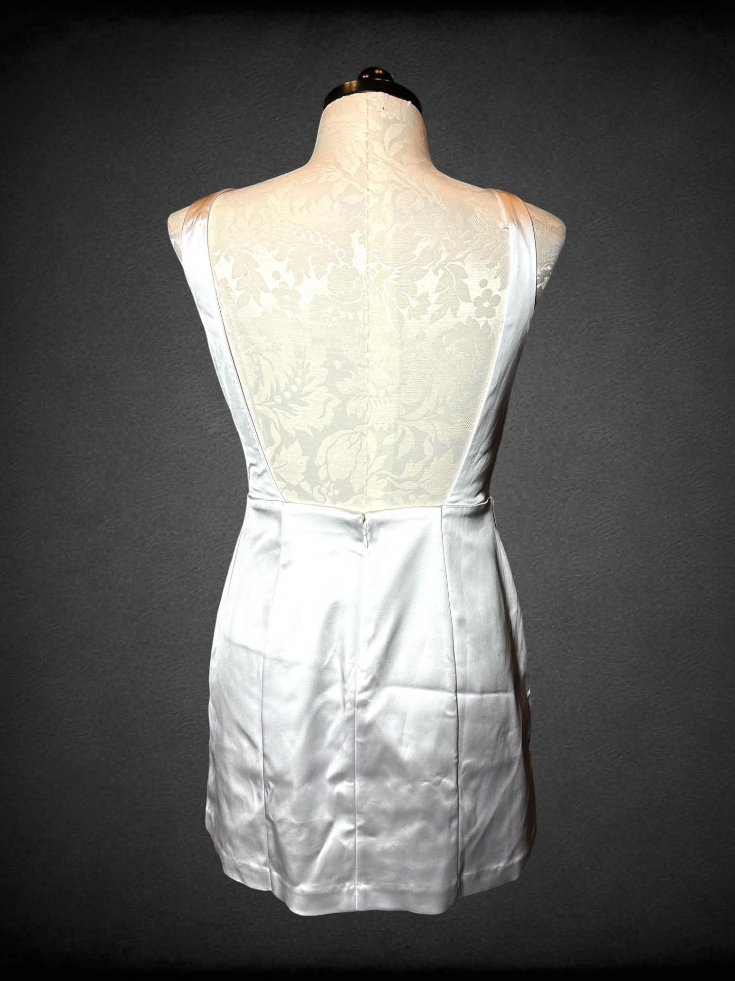 XL Abercrombie & Fitch NWT white short dress with open back, and zipper and clasp on back
