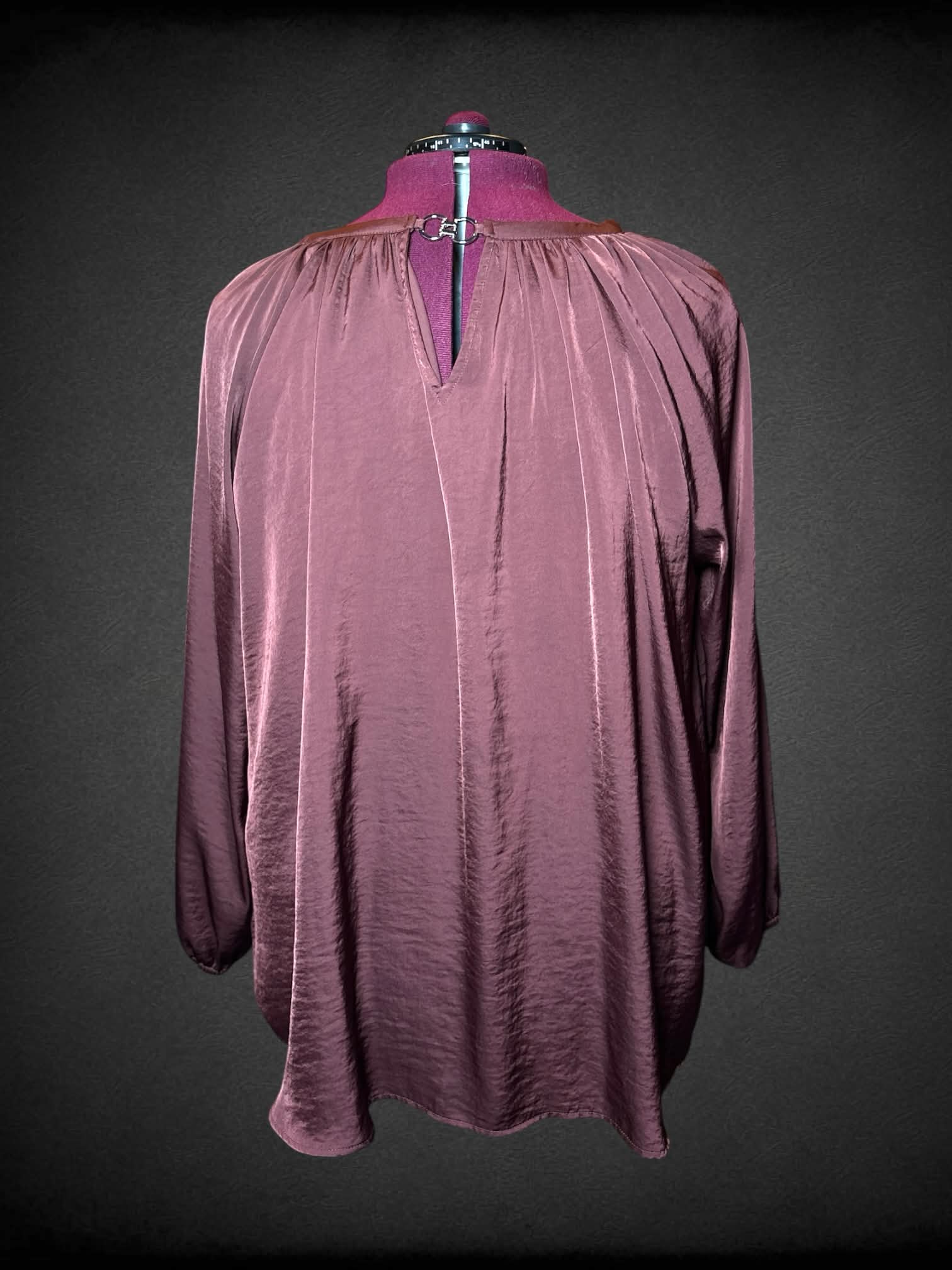 3X Jennifer Lopez brown long-sleeve flowy blouse, with metal charm clasp on back