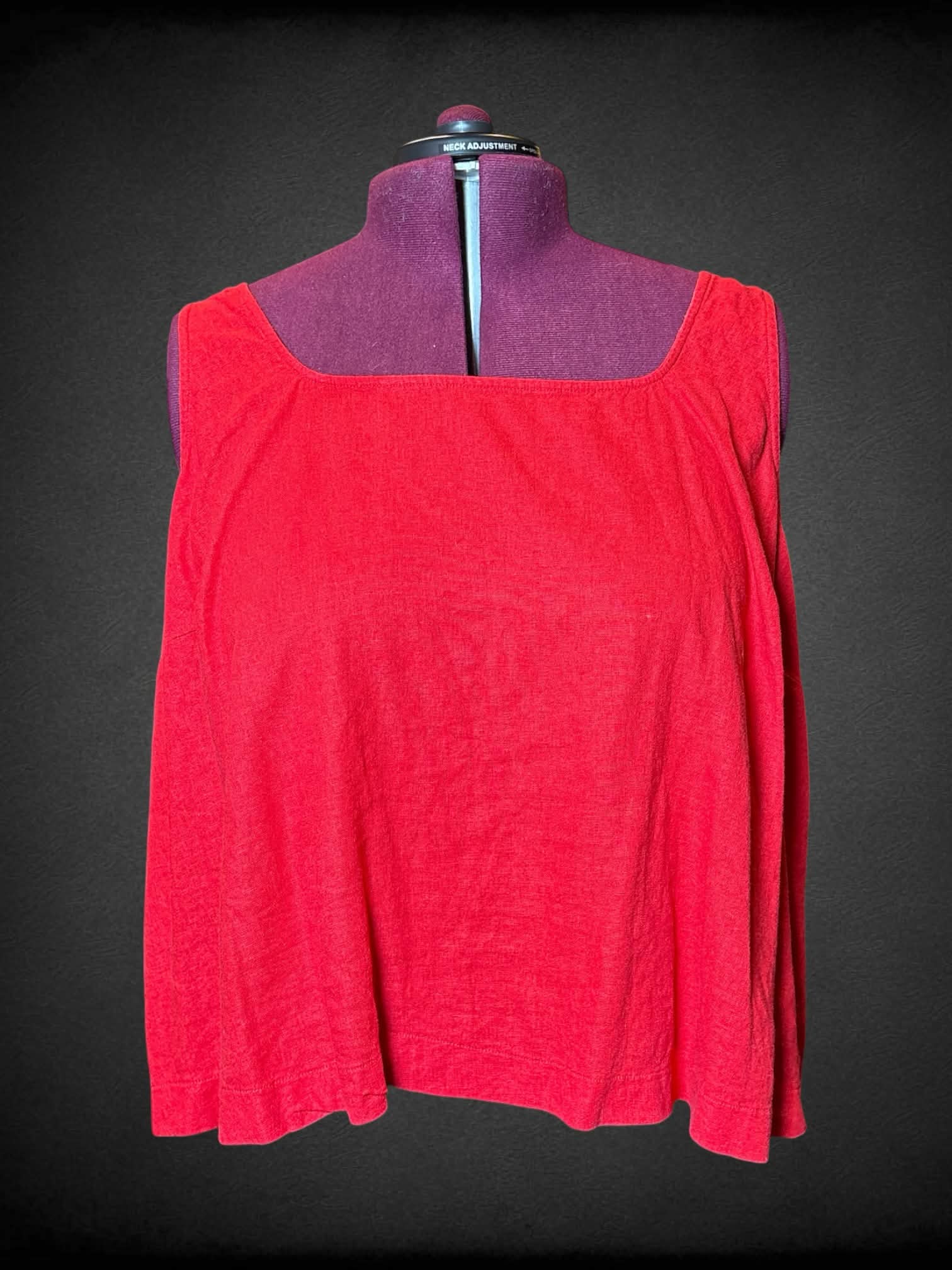 4X Ava & Viv red tank top with decorative buttons on back