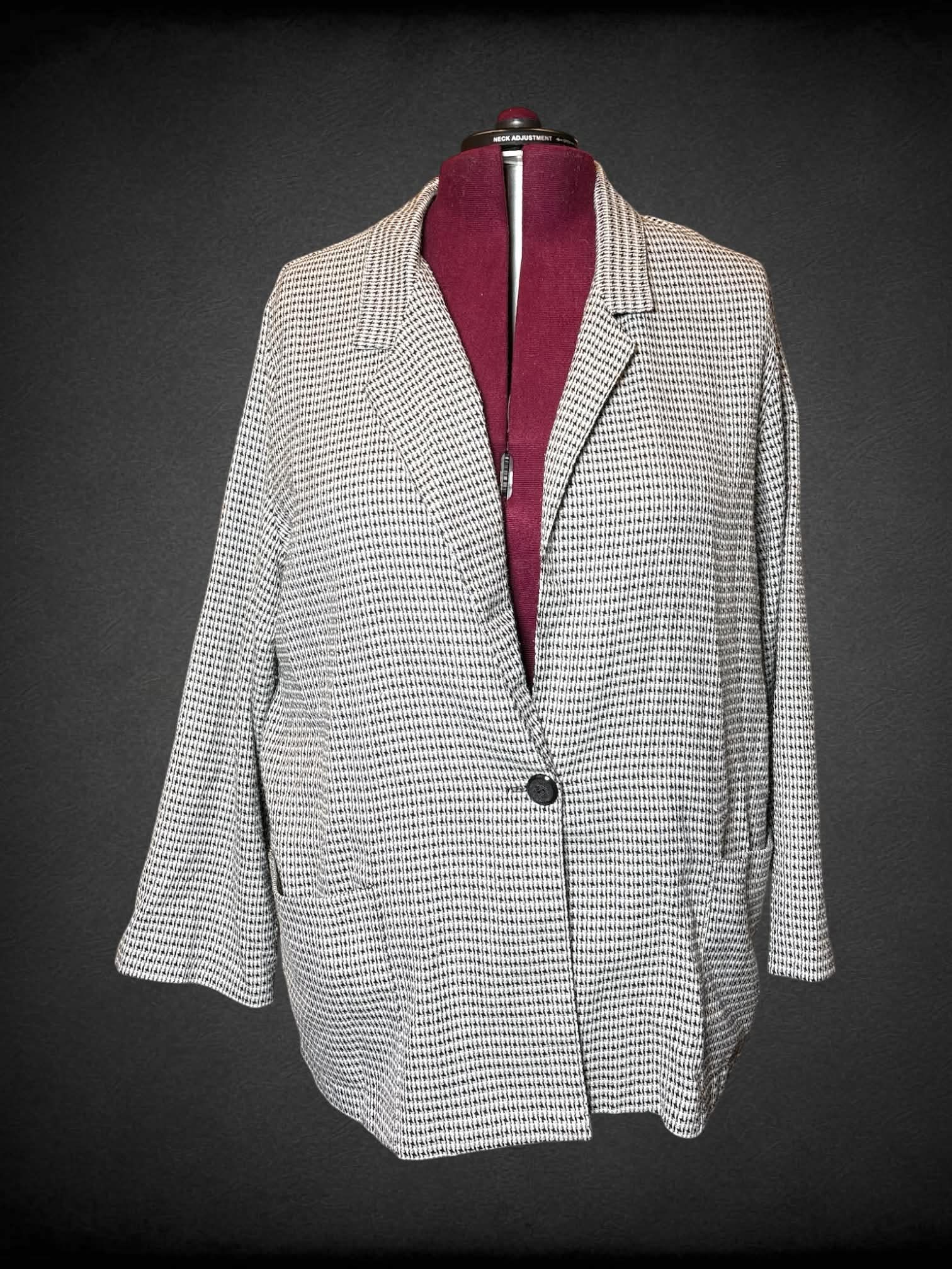 2X Joanna vintage black & white blazer with cross stitch pattern, and pockets
