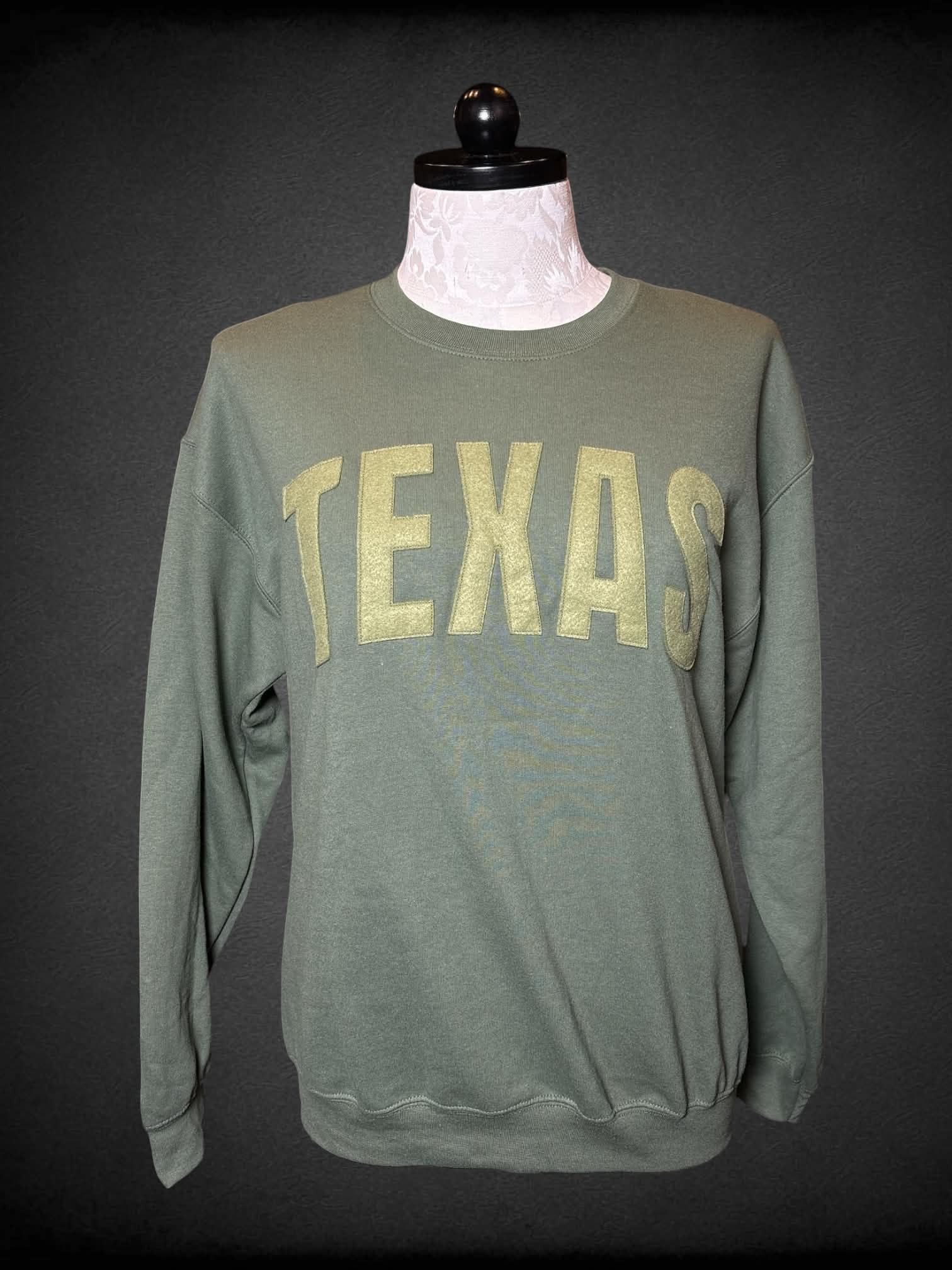 1X Gildan green crewneck sweatshirt with “TEXAS” on front