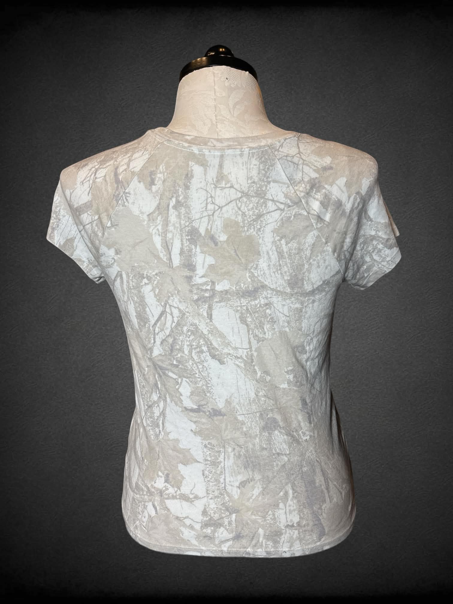 XL Hollister off-white nature camo baby tee with embroidered “New York” and number 85 on front