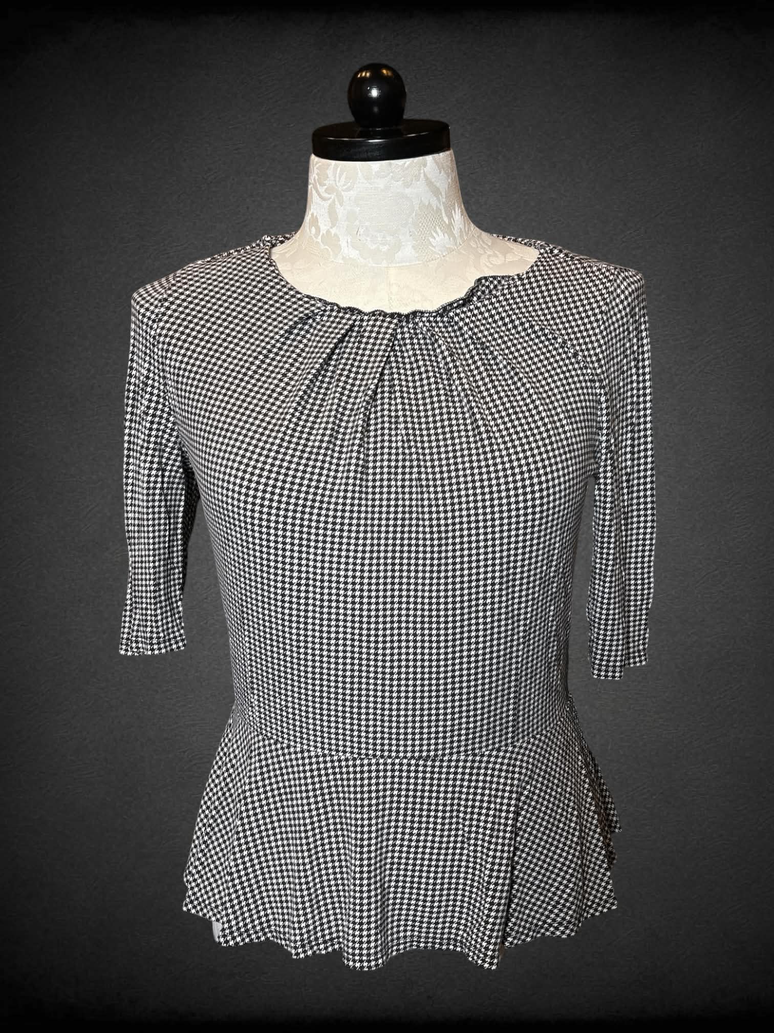 XL Liz Claiborne black $ white half-sleeve blouse with houndstooth pattern, and cinched neckline