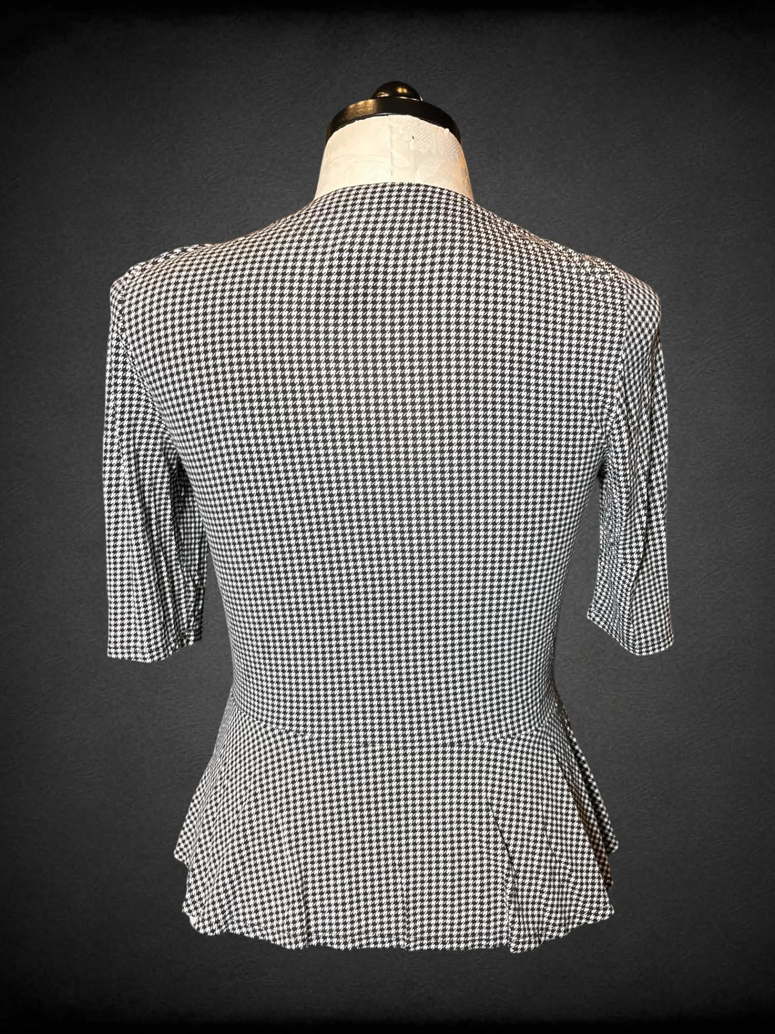 XL Liz Claiborne black $ white half-sleeve blouse with houndstooth pattern, and cinched neckline