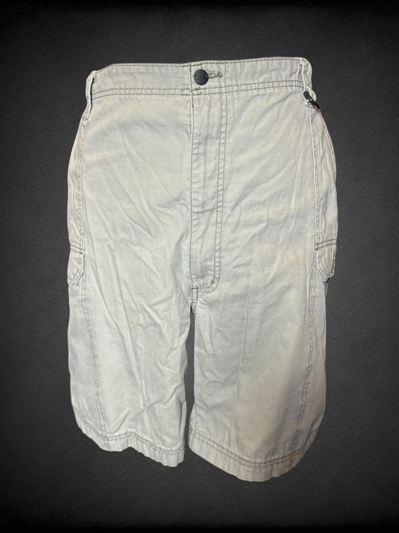 3X khaki shorts with side pockets