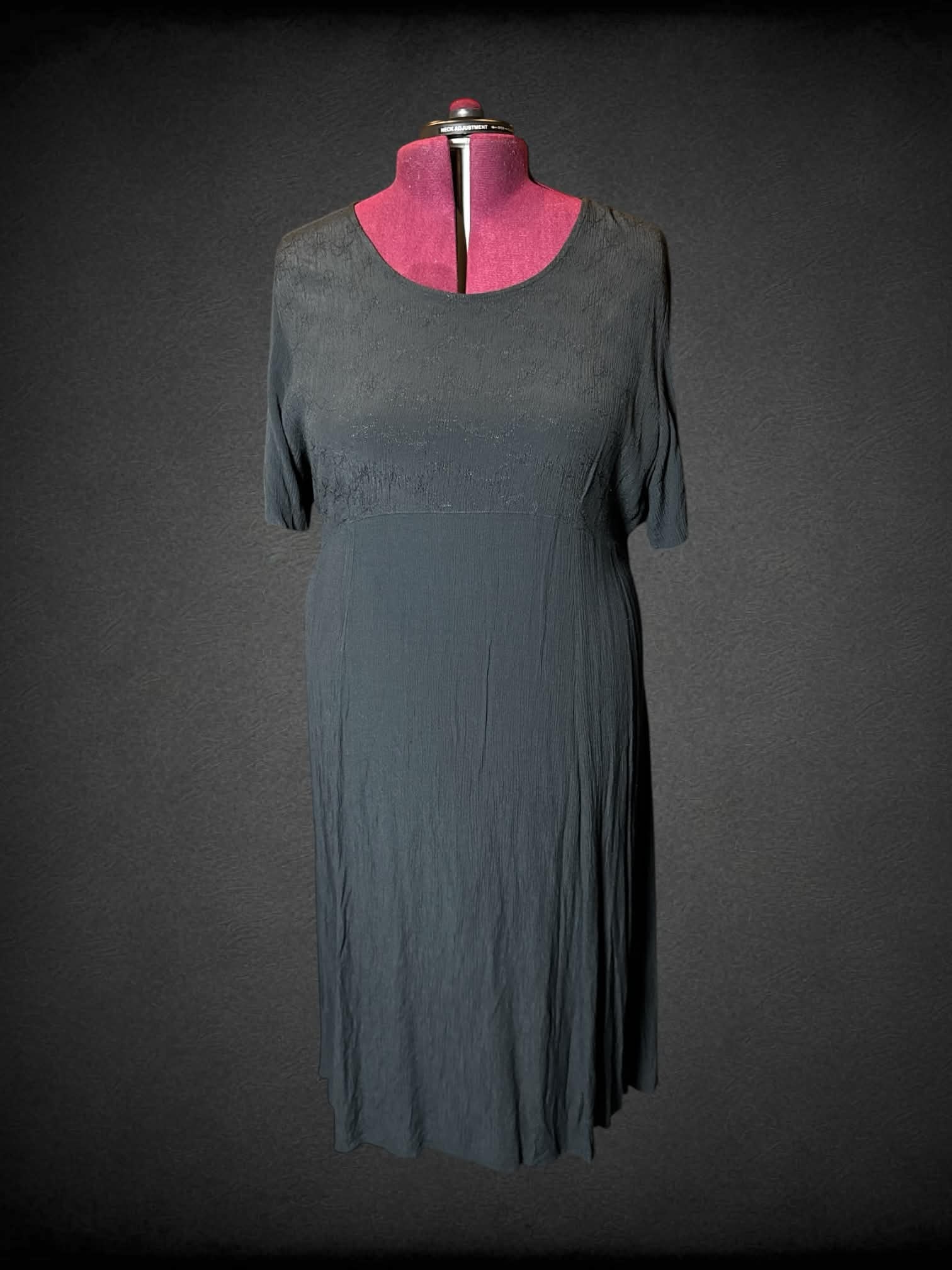 2X Kathryn Deene vintage black half-sleeve dress with embroidery on front, and tie on waist on back